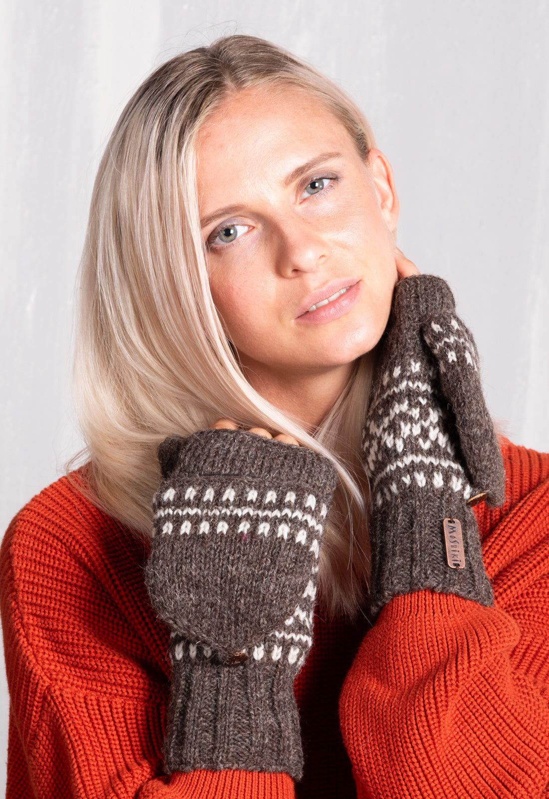 Adeep Mittens – Wandelbar, warm & handgefertigt. Adeep Mittens – Wandelbar, warm & handgefertigt.