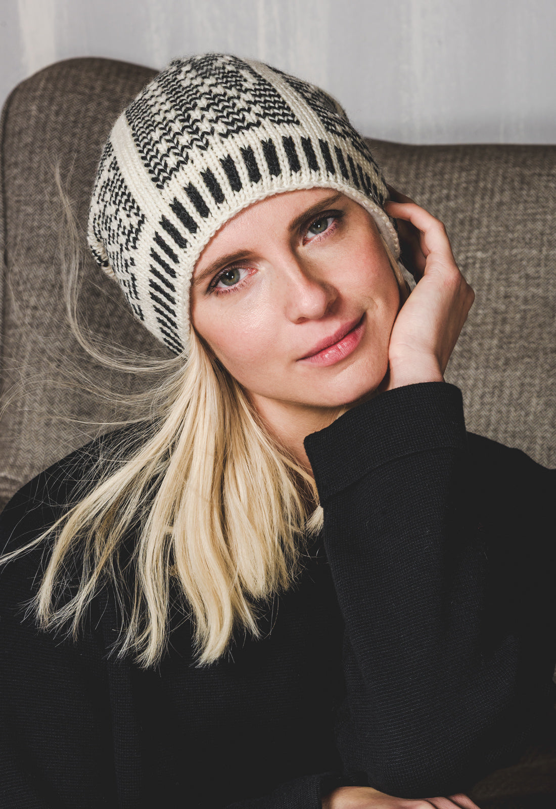 Bhuk Beanie – Lässige Strickmütze mit Zeitungsmuster aus 100 % Wolle Bhuk Beanie – Lässige Strickmütze mit Zeitungsmuster aus 100 % Wolle