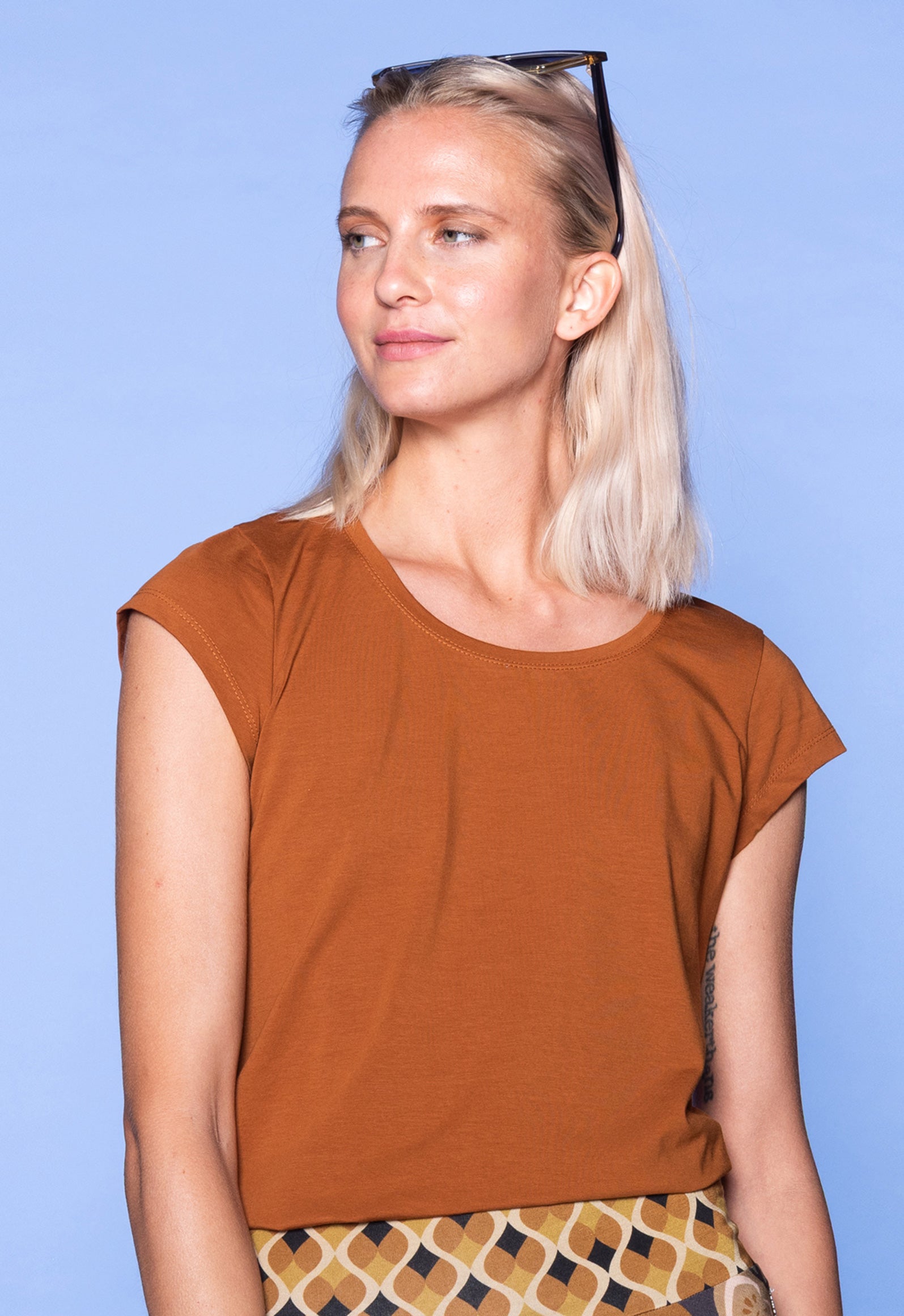 Classic Fitted T-Shirt - GT01S00 (MORT36) Das Model ist 170 cm groß und trägt Größe M.