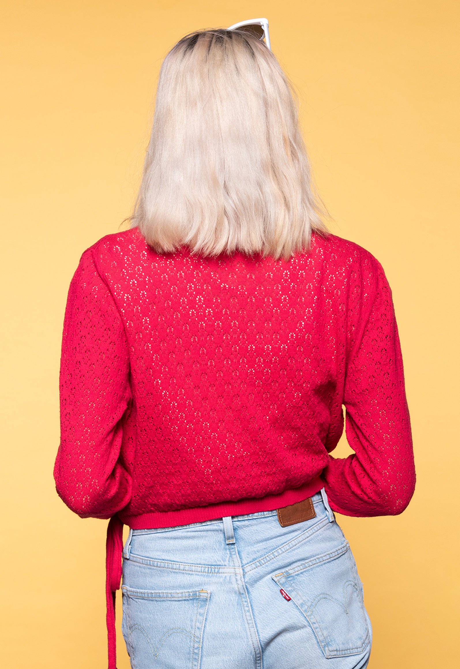 Manani Jacket – Feine Strickjacke in Wickel-Optik Das Model ist 170 cm groß und trägt Größe M.