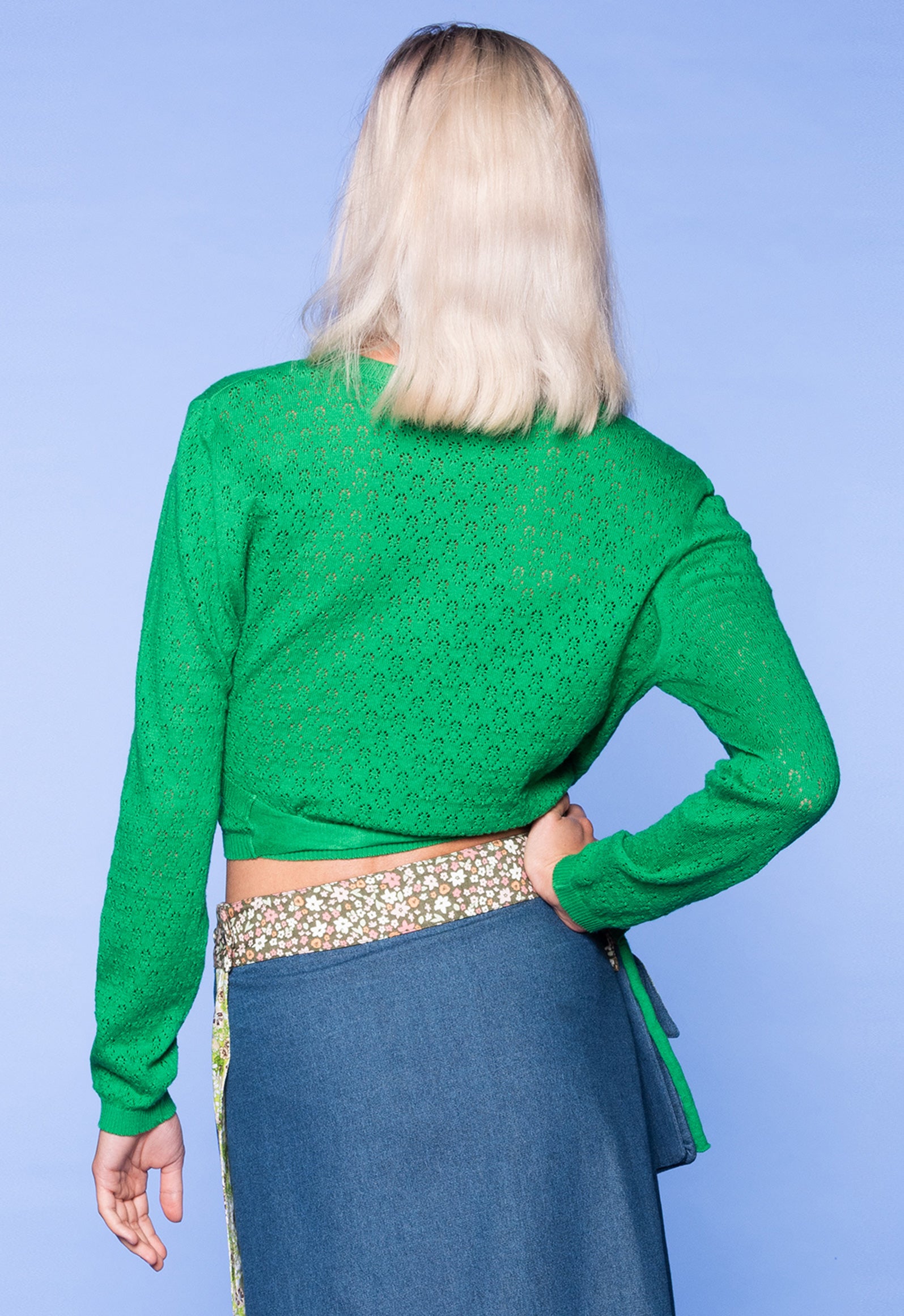 Manani Jacket – Feine Strickjacke in Wickel-Optik Das Model ist 170 cm groß und trägt Größe M.