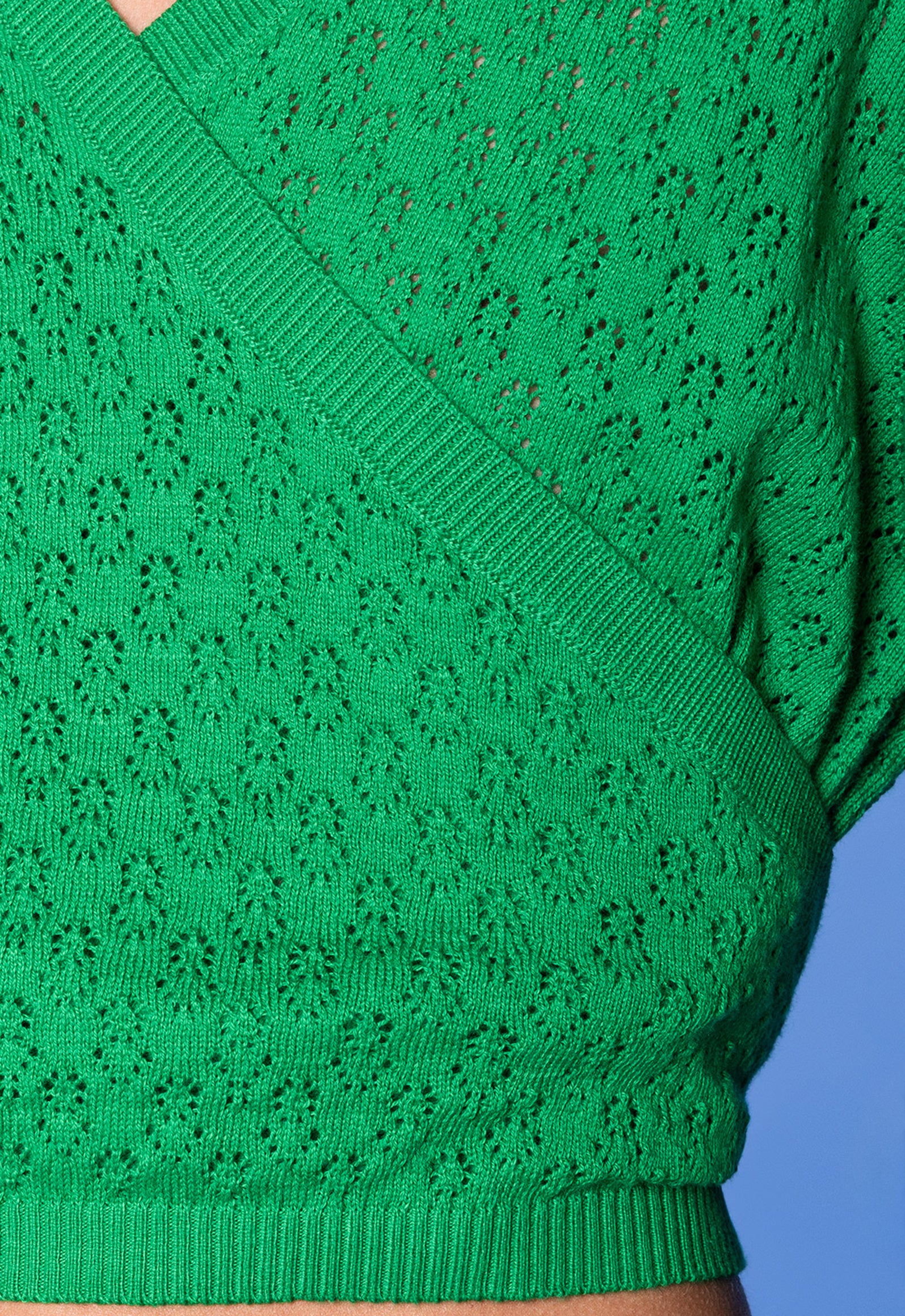 Manani Jacket – Feine Strickjacke in Wickel-Optik Das Model ist 170 cm groß und trägt Größe M.