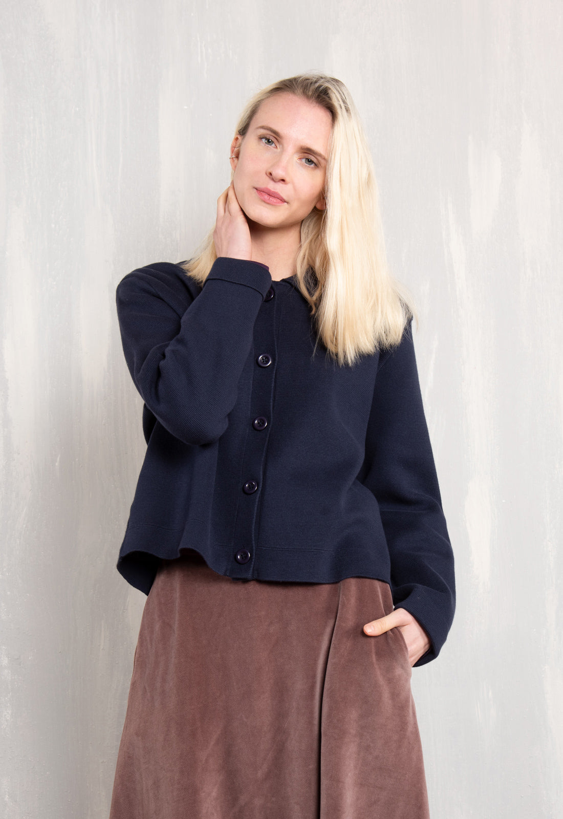 Meruna Jacket – GOTS Strickjacke aus 100 % Biobaumwolle mit Blusenkragen Meruna Jacket – GOTS Strickjacke aus 100 % Biobaumwolle mit Blusenkragen