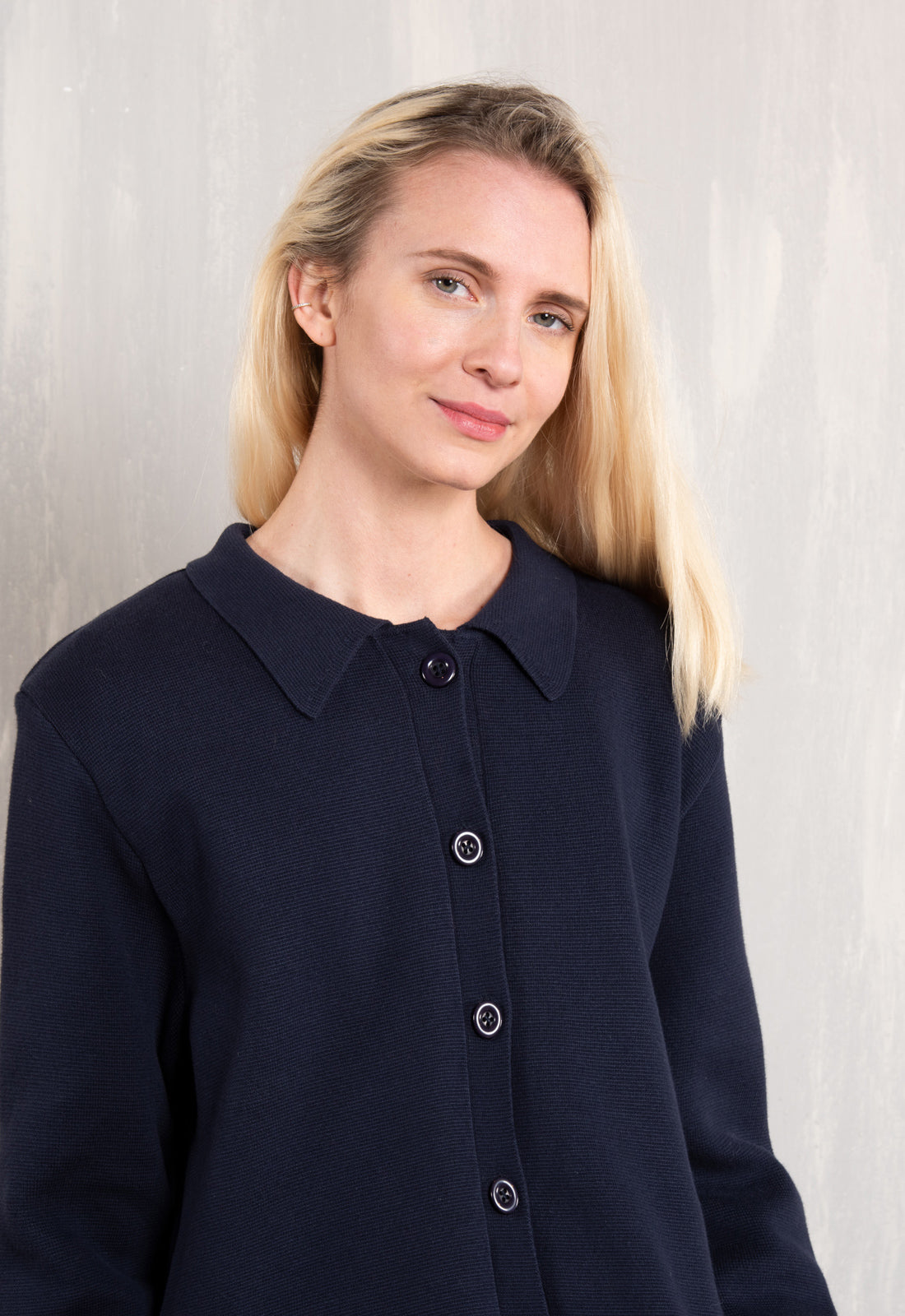 Meruna Jacket – GOTS Strickjacke aus 100 % Biobaumwolle mit Blusenkragen Meruna Jacket – GOTS Strickjacke aus 100 % Biobaumwolle mit Blusenkragen