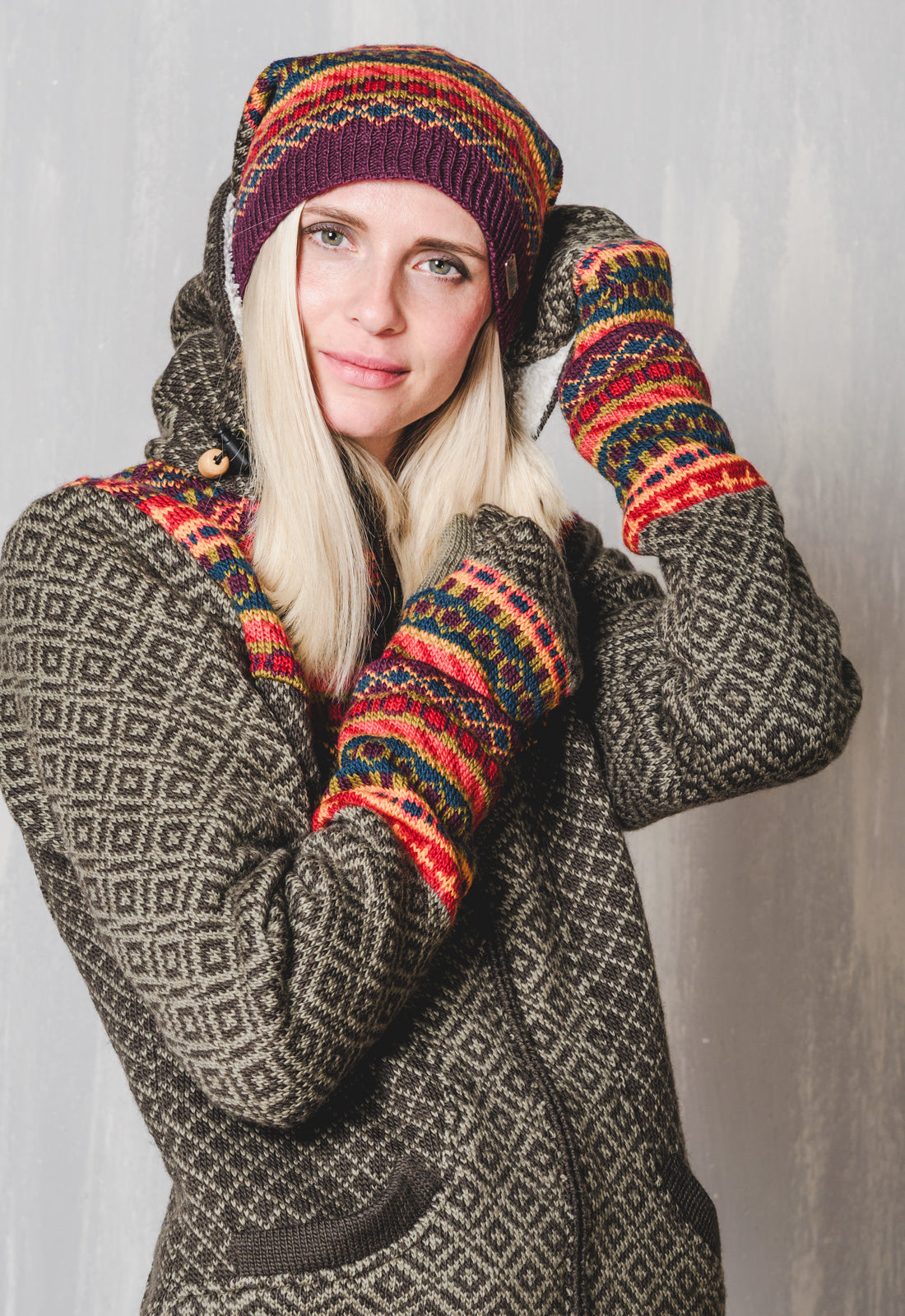 Miranya Jacket – gemusterte Wolljacke mit Kapuze und Plüschfutter Miranya Jacket – gemusterte Wolljacke mit Kapuze und Plüschfutter