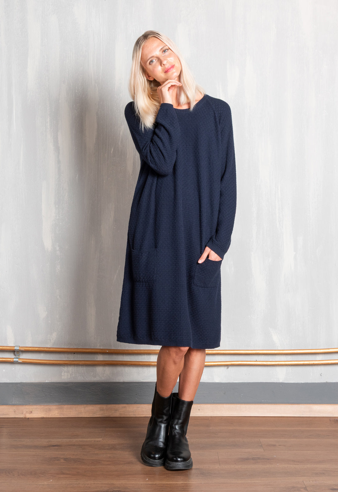 Pevila Dress – Einfarbiges Strickkleid – GOTS-zertifiziert Pevila Dress – Einfarbiges Strickkleid – GOTS-zertifiziert