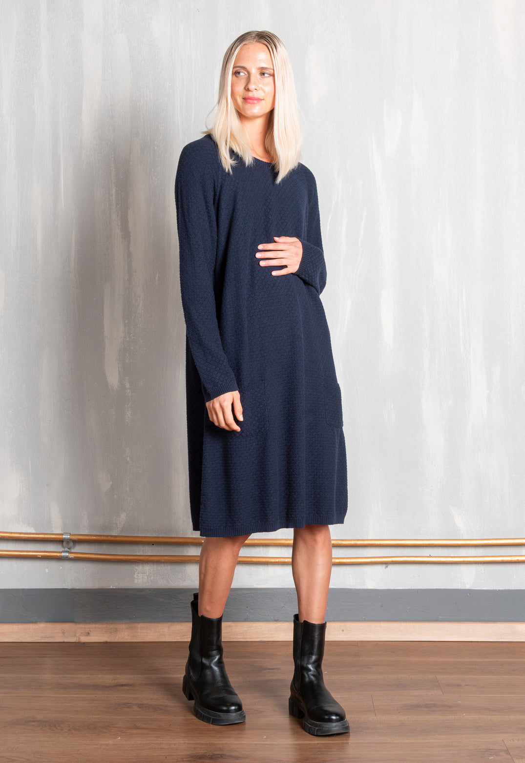 Pevila Dress – Einfarbiges Strickkleid – GOTS-zertifiziert Pevila Dress – Einfarbiges Strickkleid – GOTS-zertifiziert