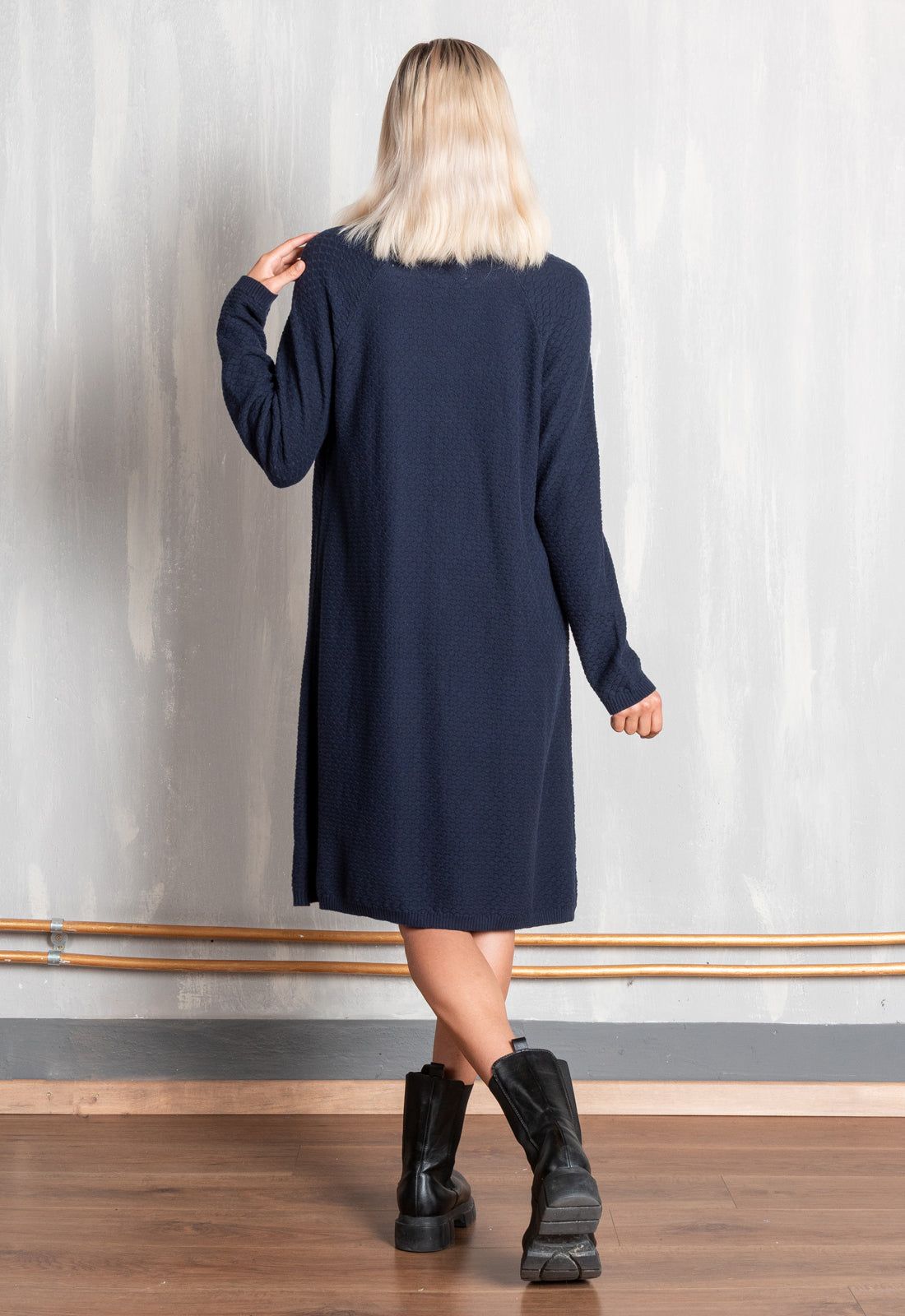 Pevila Dress – Einfarbiges Strickkleid – GOTS-zertifiziert Pevila Dress – Einfarbiges Strickkleid – GOTS-zertifiziert