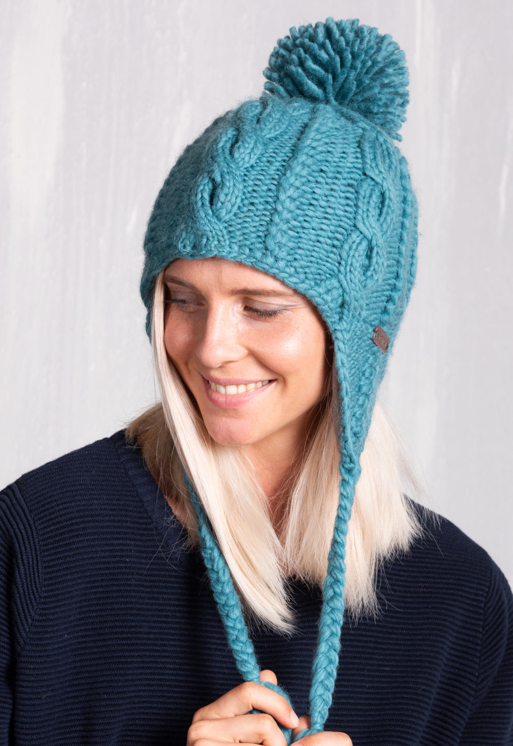 Pika Beanie mit Ohrenklappen – Handgestrickte Wärme mit Charme Pika Beanie mit Ohrenklappen – Handgestrickte Wärme mit Charme