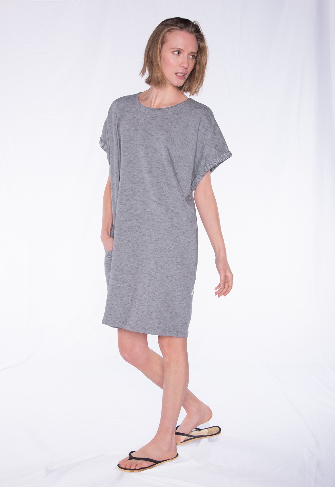 Lockeres Kleid mit gefalteten Ärmeln - S24Dress-G5 Lockeres Kleid mit gefalteten Ärmeln - S24Dress-G5