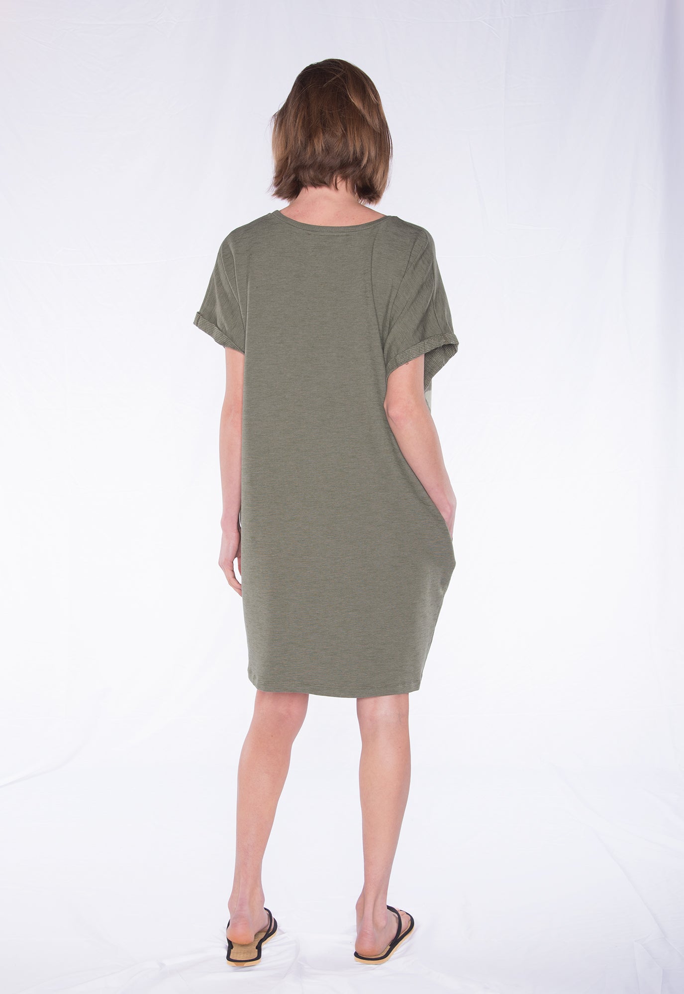 Lockeres Kleid mit gefalteten Ärmeln - S24Dress-G5 Lockeres Kleid mit gefalteten Ärmeln - S24Dress-G5
