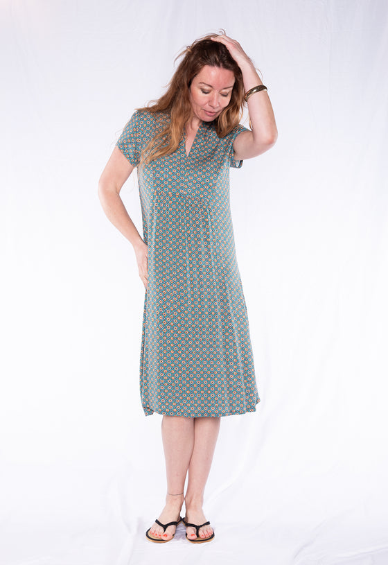 Kleid mit kurzen Ärmeln und V-Ausschnitt - S24Dress-V3