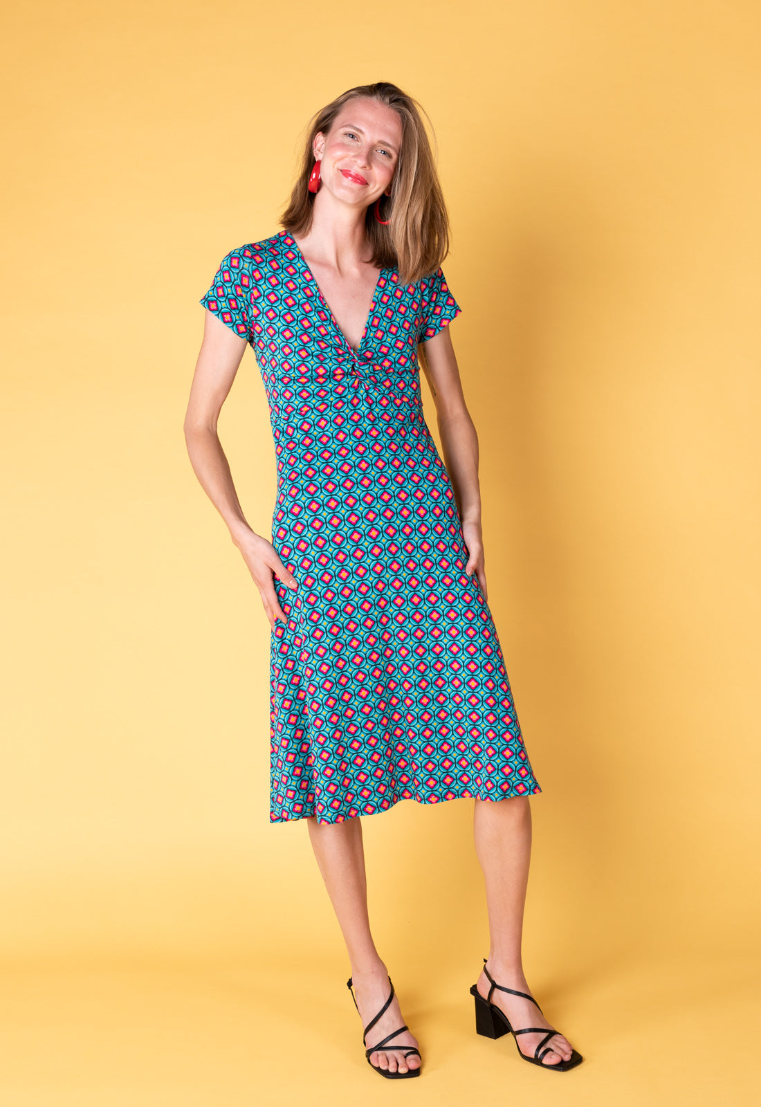 Elegant short-sleeved dress with twist detail - S25Dress-V1 Elegant short-sleeved dress with twist detail - S25Dress-V1