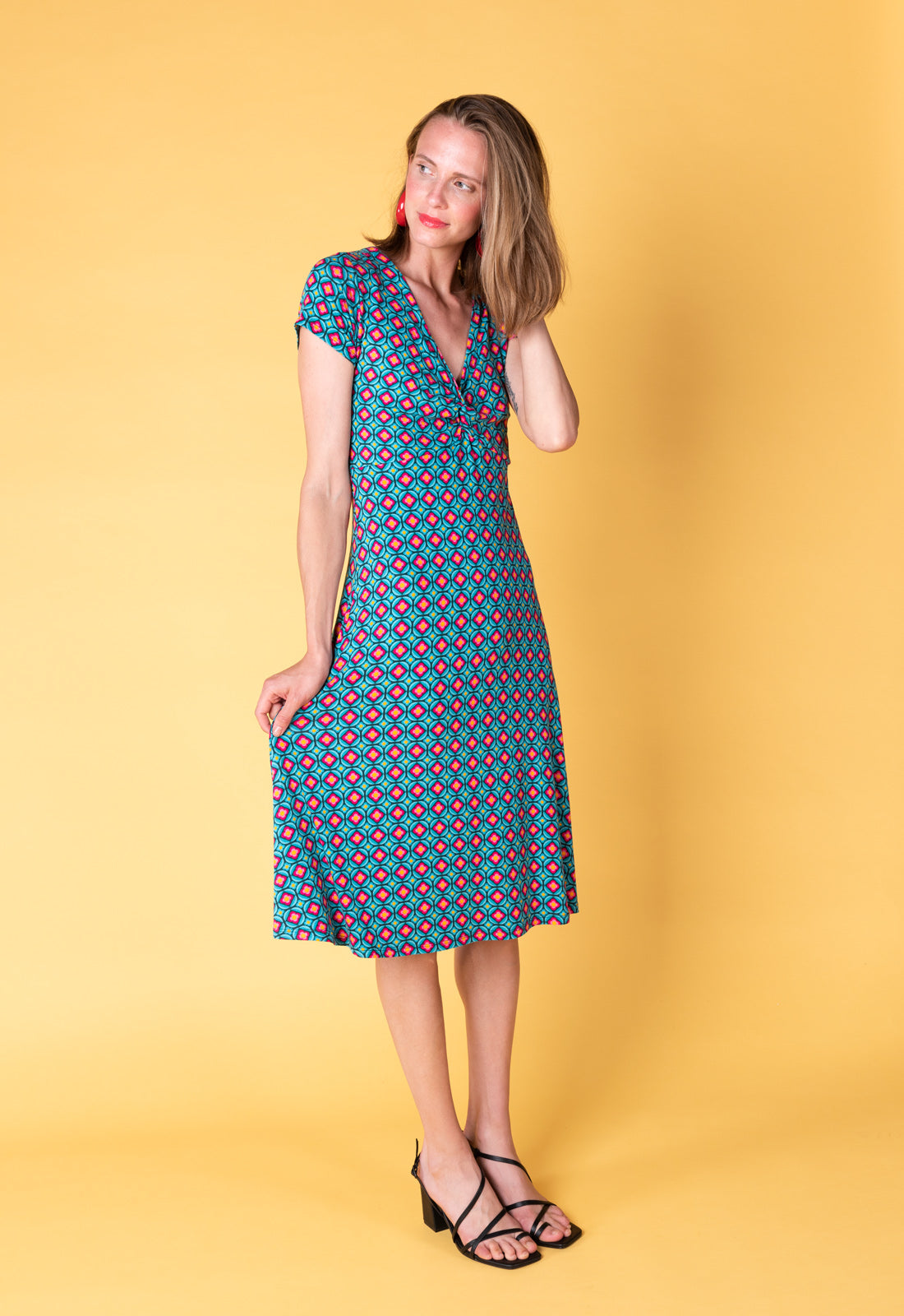 Elegant short-sleeved dress with twist detail - S25Dress-V1 Elegant short-sleeved dress with twist detail - S25Dress-V1