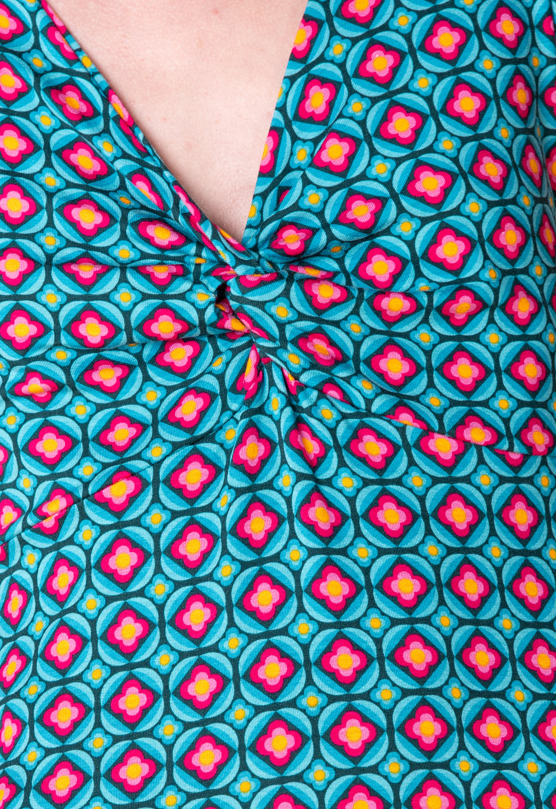 Elegant short-sleeved dress with twist detail - S25Dress-V1 Elegant short-sleeved dress with twist detail - S25Dress-V1