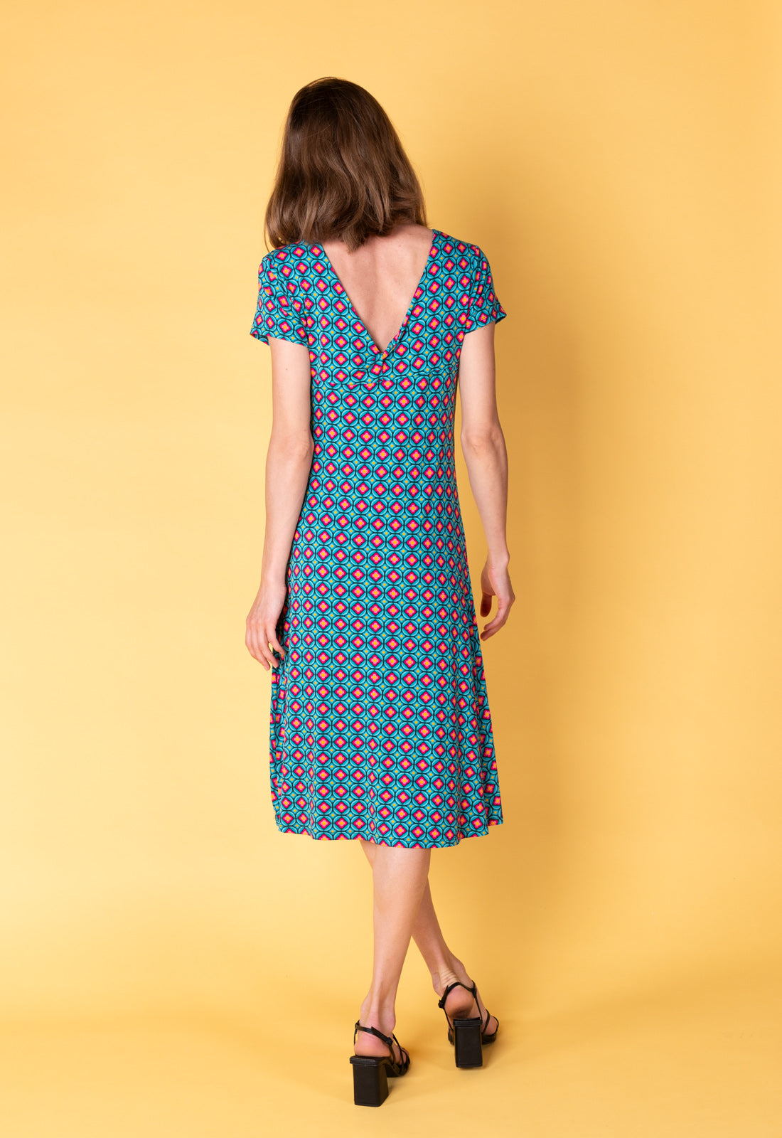 Elegant short-sleeved dress with twist detail - S25Dress-V1 Elegant short-sleeved dress with twist detail - S25Dress-V1