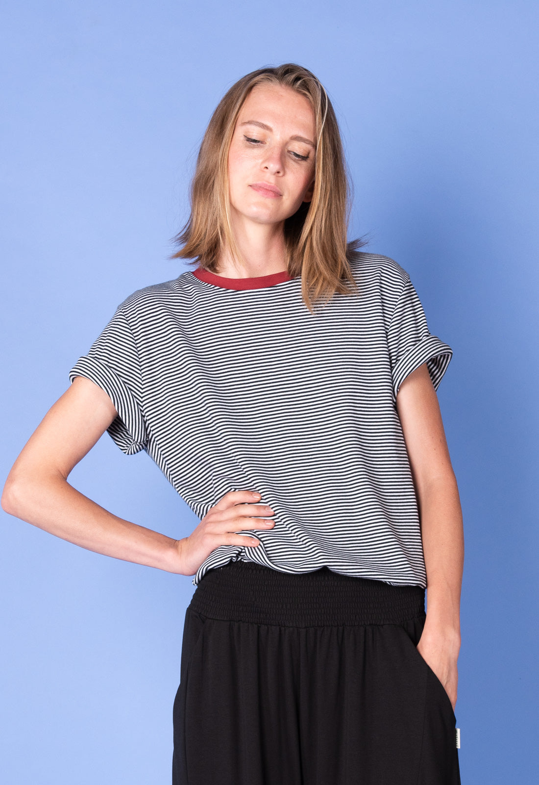 Gestreiftes T-Shirt mit Kontraststoff - S25Top-G7 Gestreiftes T-Shirt mit Kontraststoff - S25Top-G7