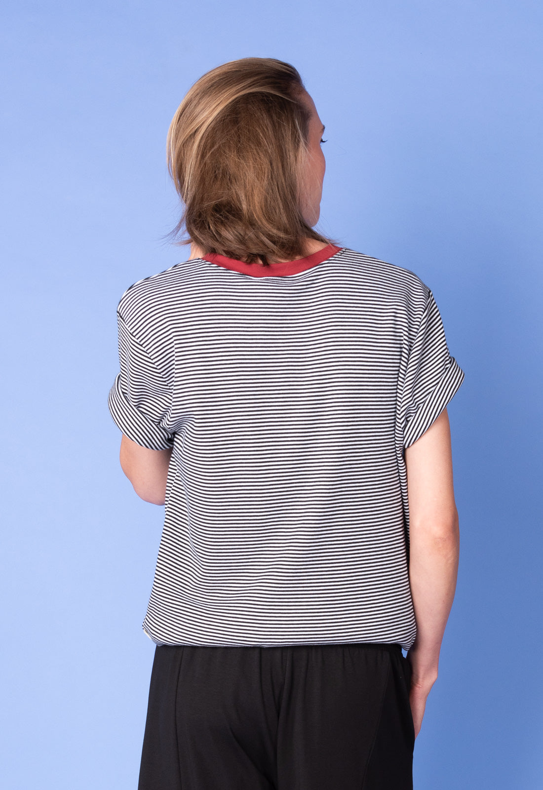 Gestreiftes T-Shirt mit Kontraststoff - S25Top-G7 Gestreiftes T-Shirt mit Kontraststoff - S25Top-G7