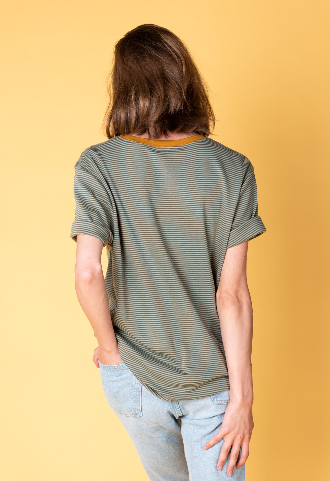 Gestreiftes T-Shirt mit Kontraststoff - S25Top-G7 Gestreiftes T-Shirt mit Kontraststoff - S25Top-G7