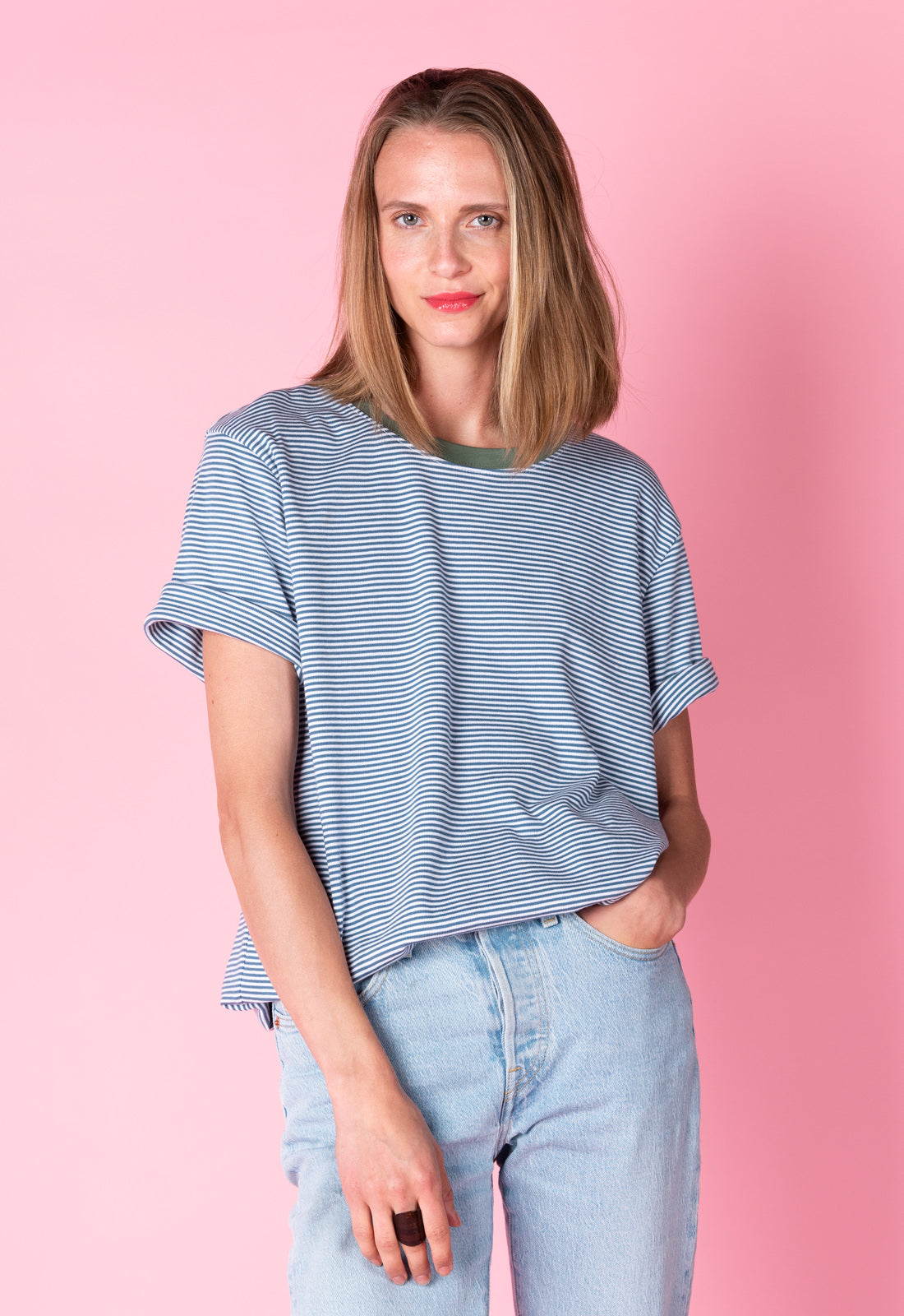 Gestreiftes T-Shirt mit Kontraststoff - S25Top-G7 Gestreiftes T-Shirt mit Kontraststoff - S25Top-G7