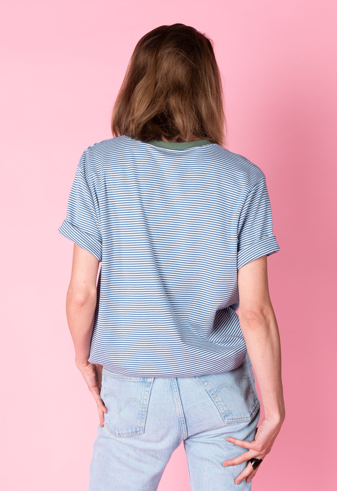 Gestreiftes T-Shirt mit Kontraststoff - S25Top-G7 Gestreiftes T-Shirt mit Kontraststoff - S25Top-G7