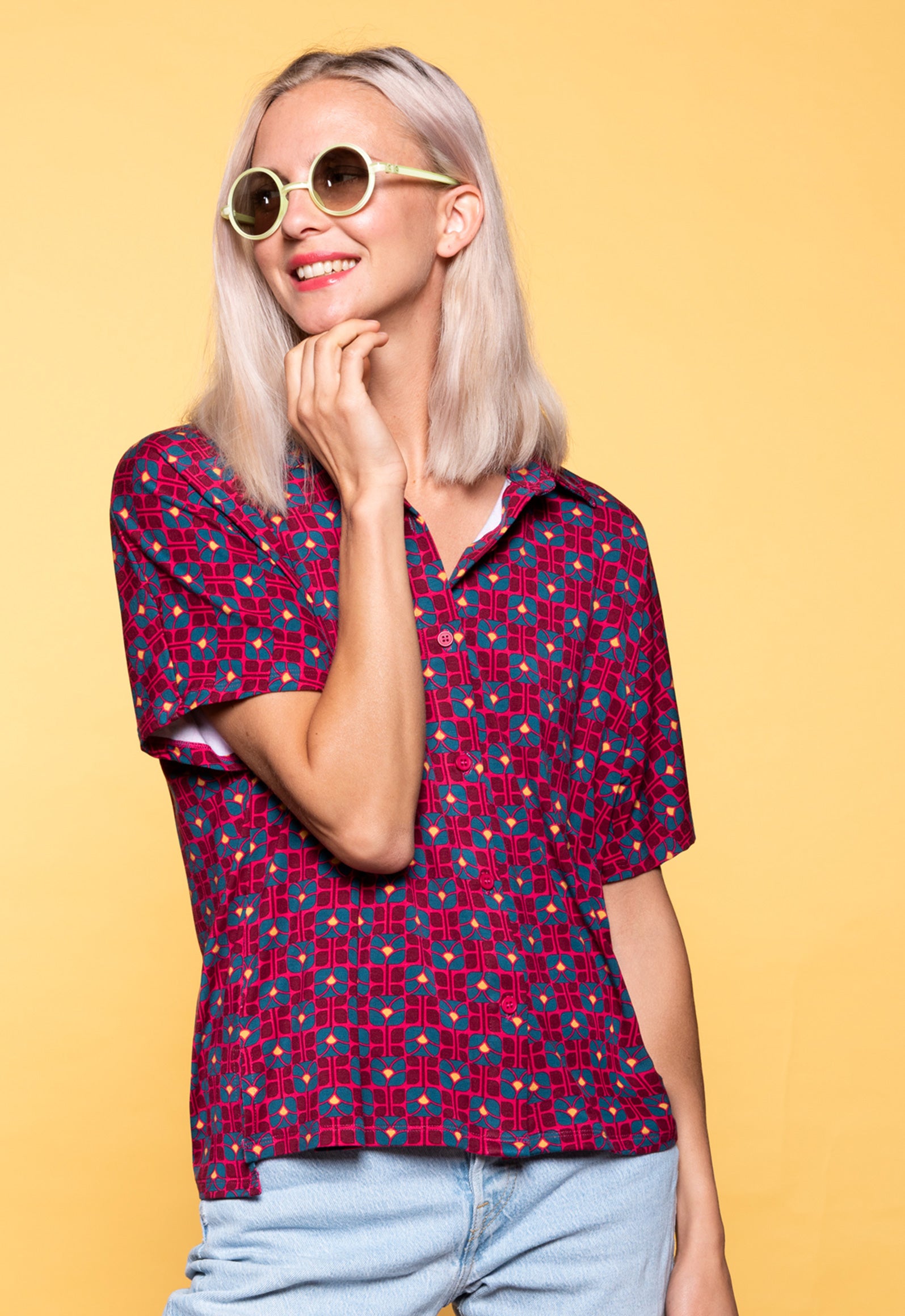 S26Blouse-V1 – Bluse mit Hemdkragen und Knopfleiste Das Model ist 170 cm groß und trägt Größe M.