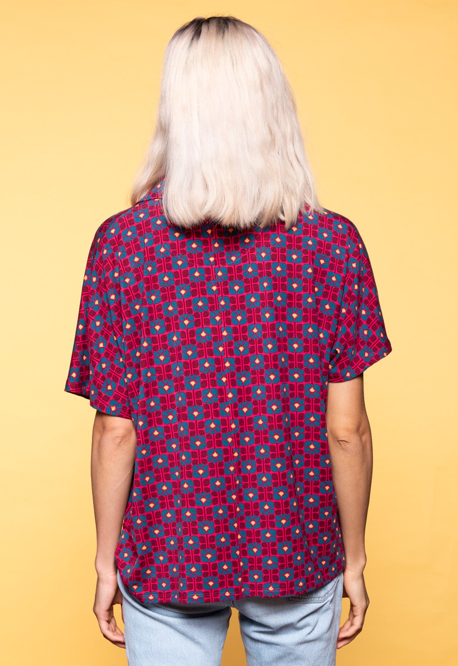 S26Blouse-V1 – Bluse mit Hemdkragen und Knopfleiste Das Model ist 170 cm groß und trägt Größe M.