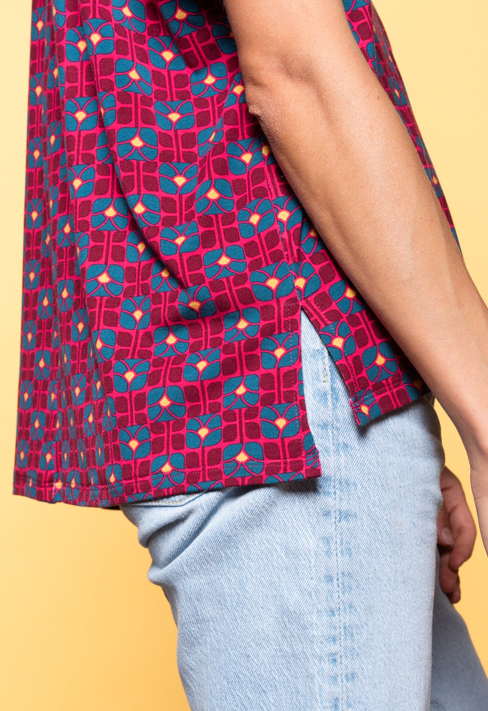 S26Blouse-V1 – Bluse mit Hemdkragen und Knopfleiste Das Model ist 170 cm groß und trägt Größe M.