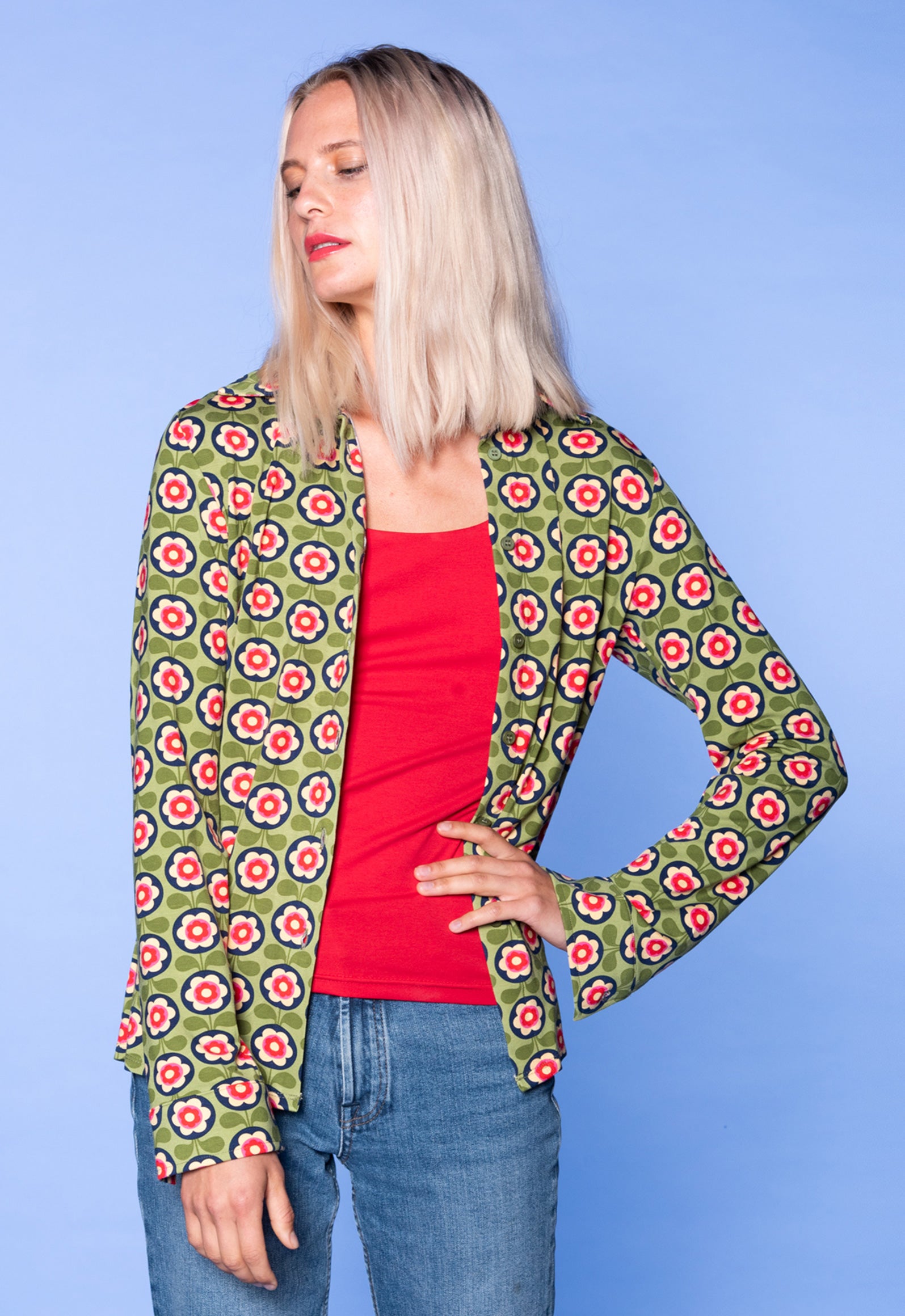 S26Blouse-V2 – Figurnahe Hemdbluse aus Viskose-Stretch Das Model ist 170 cm groß und trägt Größe M.