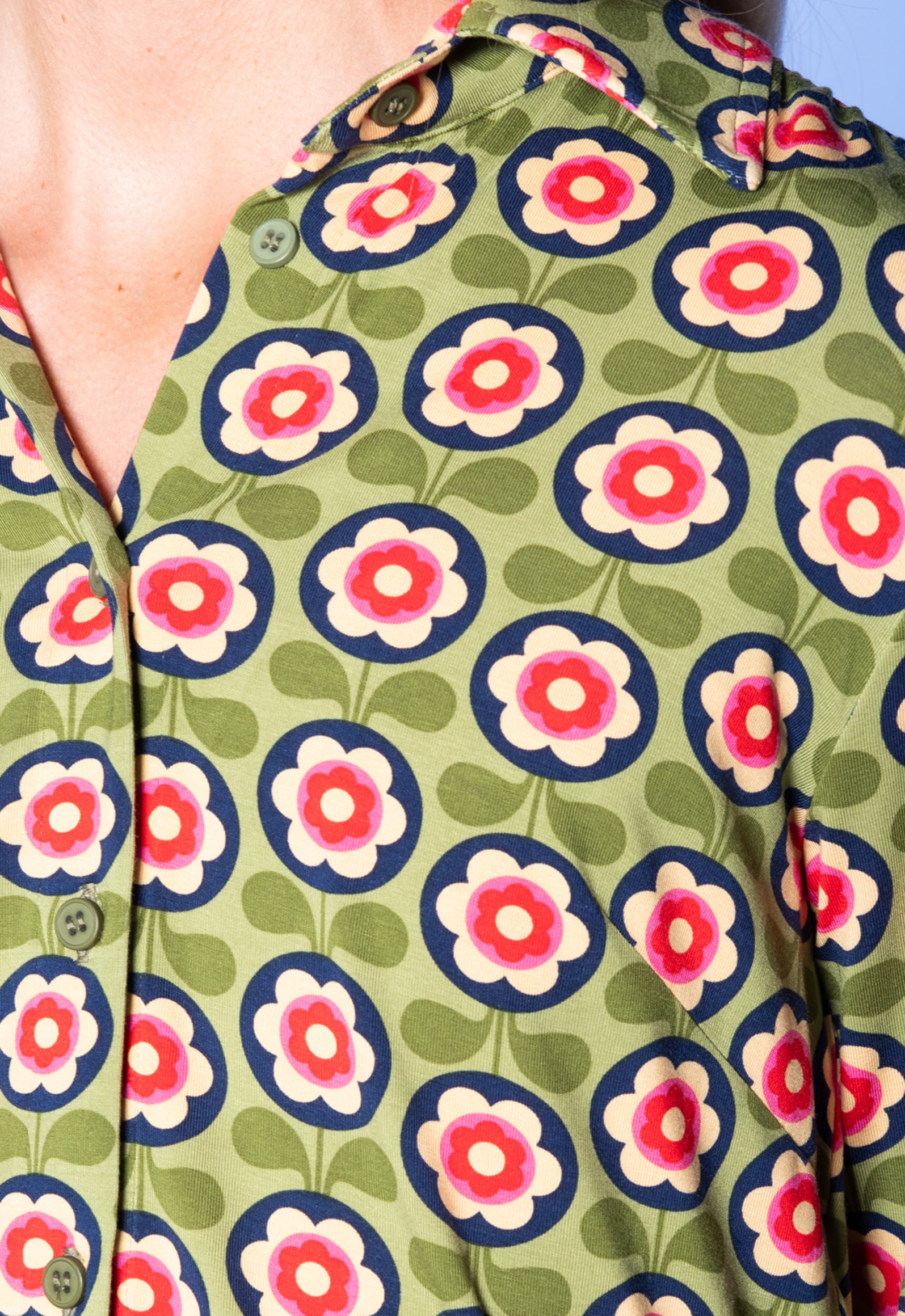S26Blouse-V2 – Figurnahe Hemdbluse aus Viskose-Stretch Das Model ist 170 cm groß und trägt Größe M.