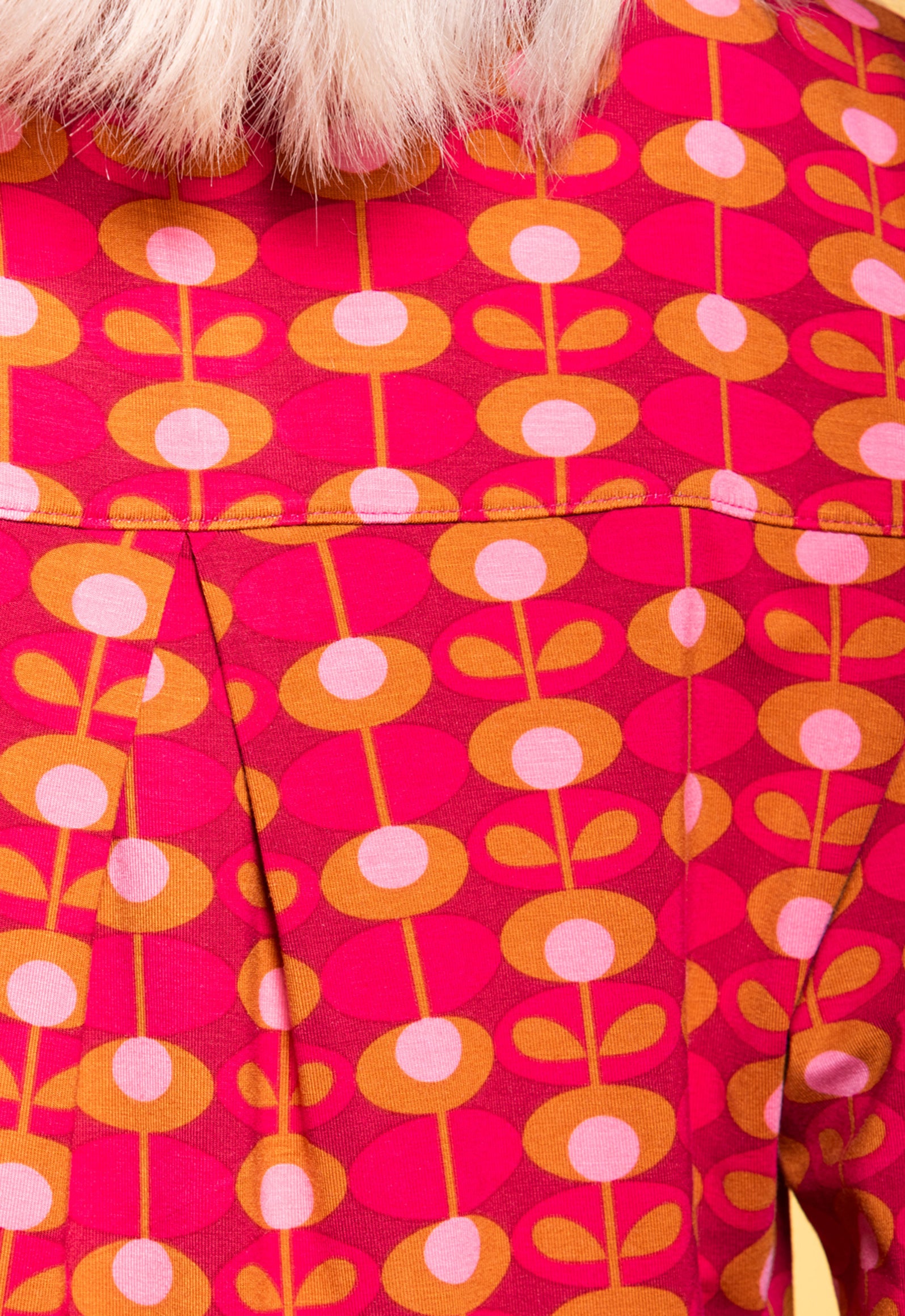 S26Blouse-V2 – Figurnahe Hemdbluse aus Viskose-Stretch Das Model ist 170 cm groß und trägt Größe M.