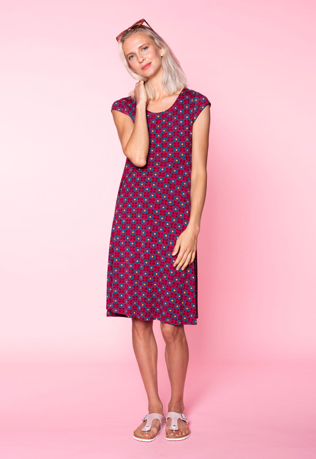 S26Dress-V8 – Kleid mit Cap-Sleeves und schwingendem Rock Das Model ist 170 cm groß und trägt Größe M.