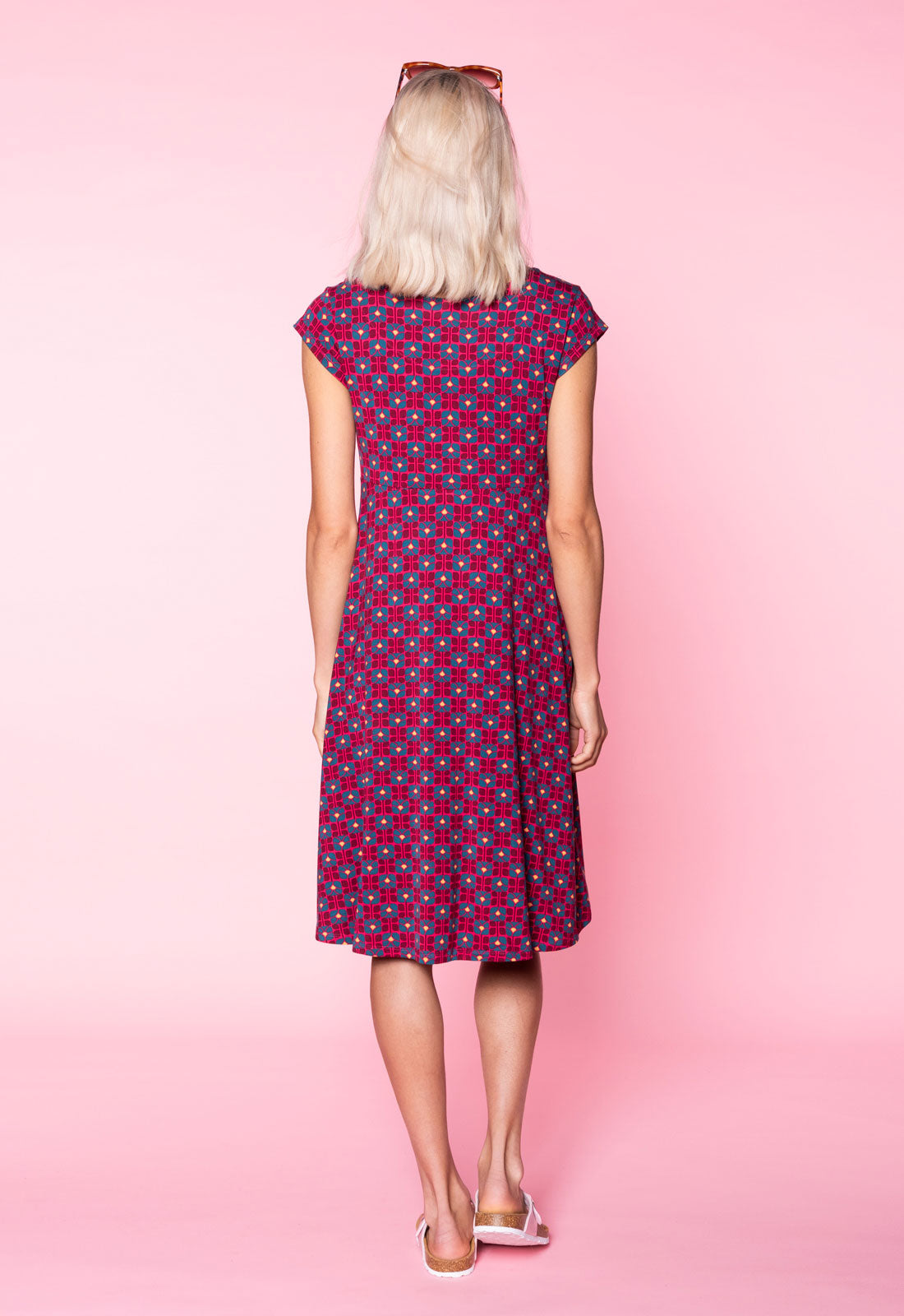 S26Dress-V8 – Kleid mit Cap-Sleeves und schwingendem Rock Das Model ist 170 cm groß und trägt Größe M.