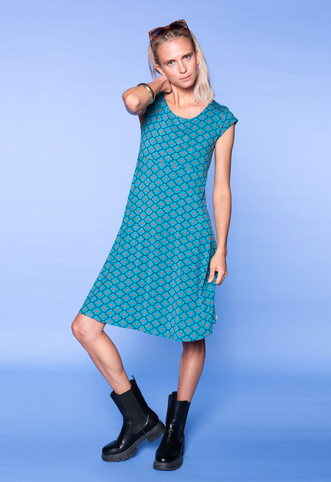 S26Dress-V8 – Kleid mit Cap-Sleeves und schwingendem Rock Das Model ist 170 cm groß und trägt Größe M.