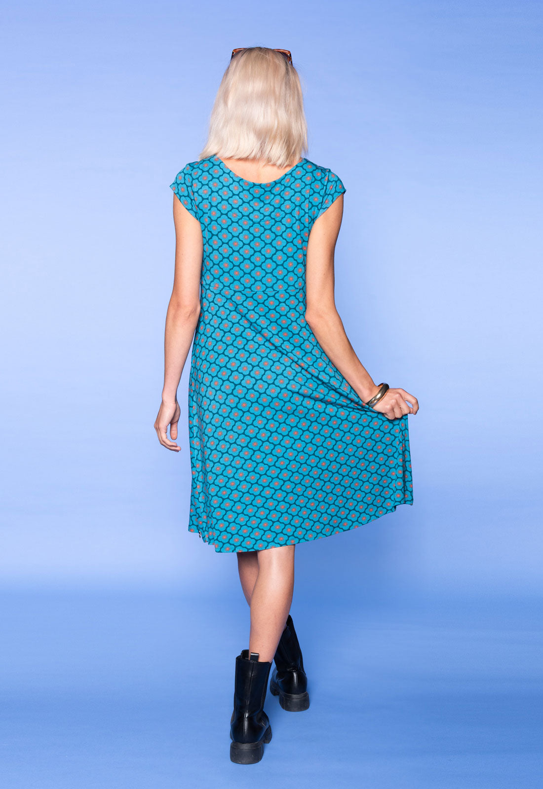 S26Dress-V8 – Kleid mit Cap-Sleeves und schwingendem Rock Das Model ist 170 cm groß und trägt Größe M.