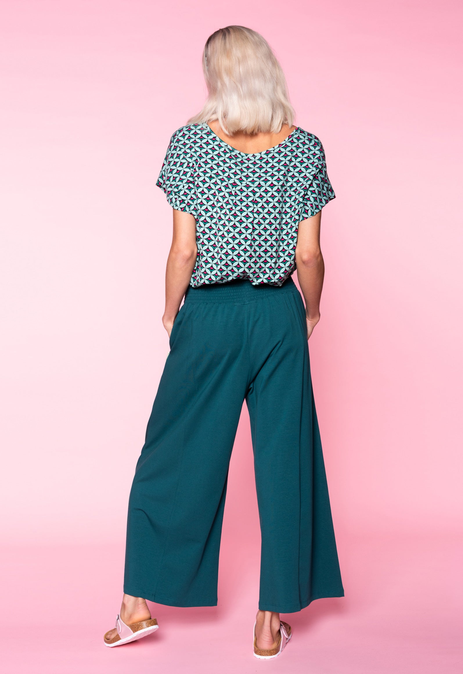 S26Pants-G1 – Weite Hose mit gesmoktem Bund Das Model ist 170 cm groß und trägt Größe M.