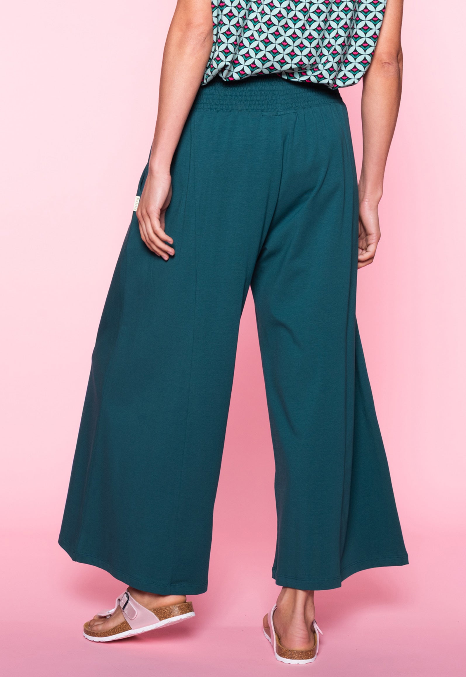 S26Pants-G1 – Weite Hose mit gesmoktem Bund Das Model ist 170 cm groß und trägt Größe M.
