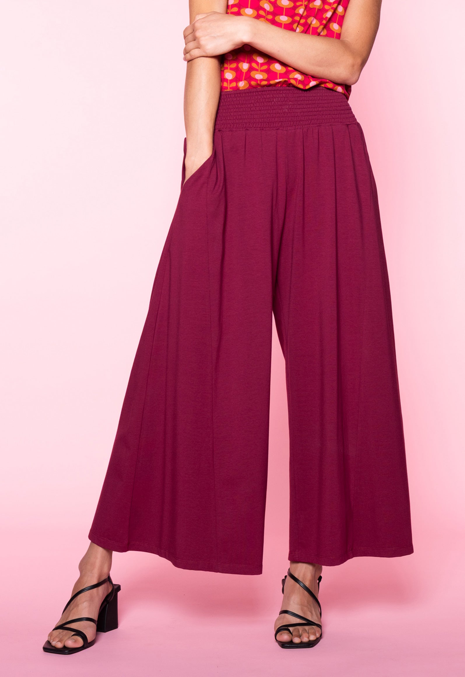 S26Pants-G1 – Weite Hose mit gesmoktem Bund S26Pants-G1 – Weite Hose mit gesmoktem Bund