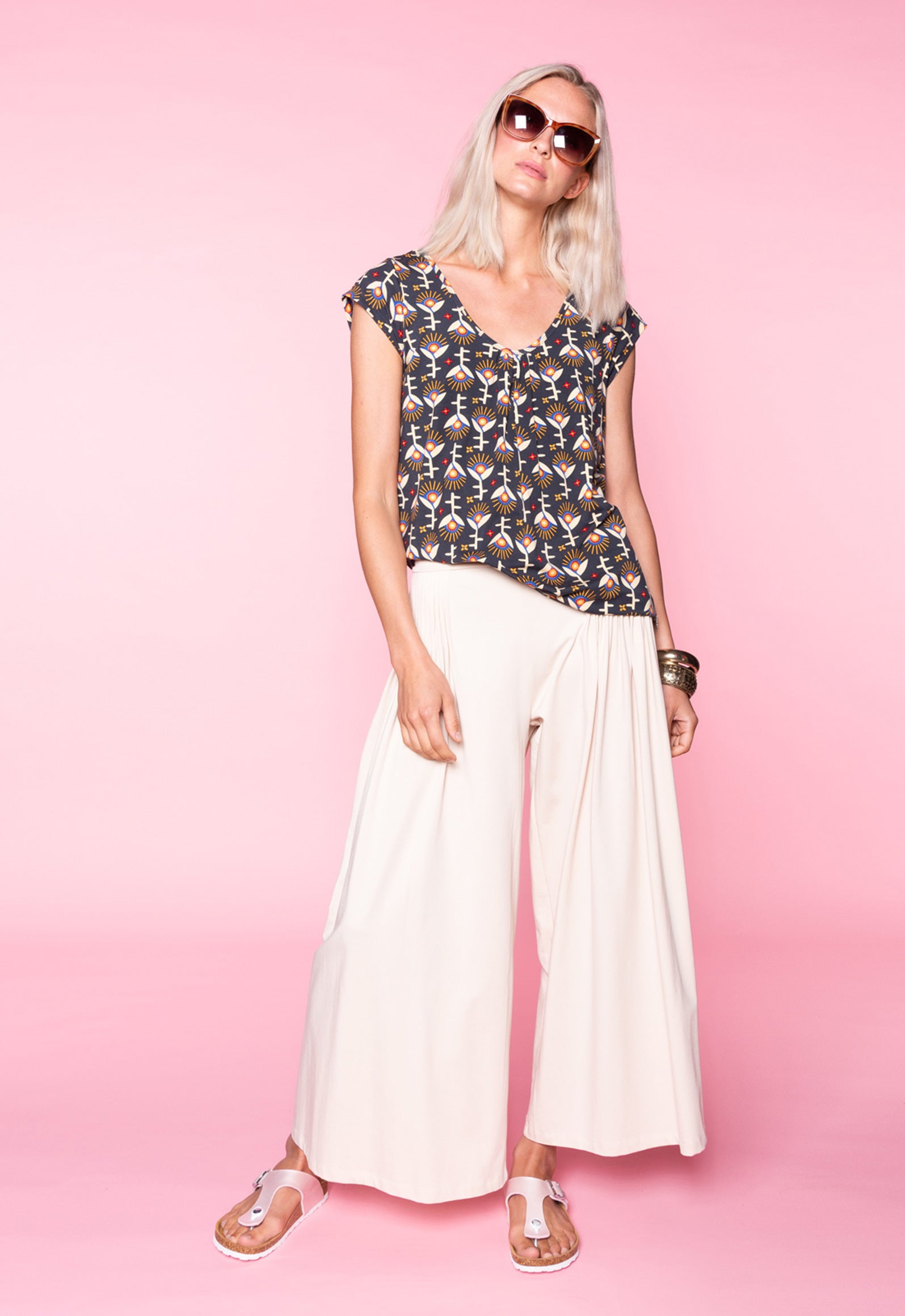 S26Pants-G2 – Weite Hose mit gelegten Falten Das Model ist 170 cm groß und trägt Größe M.