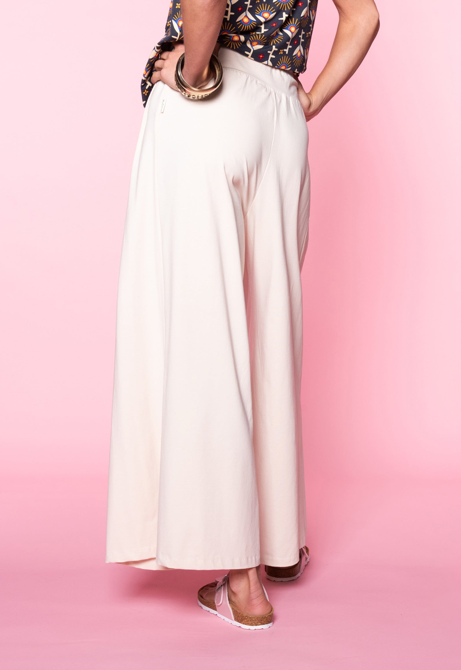 S26Pants-G2 – Weite Hose mit gelegten Falten Das Model ist 170 cm groß und trägt Größe M.