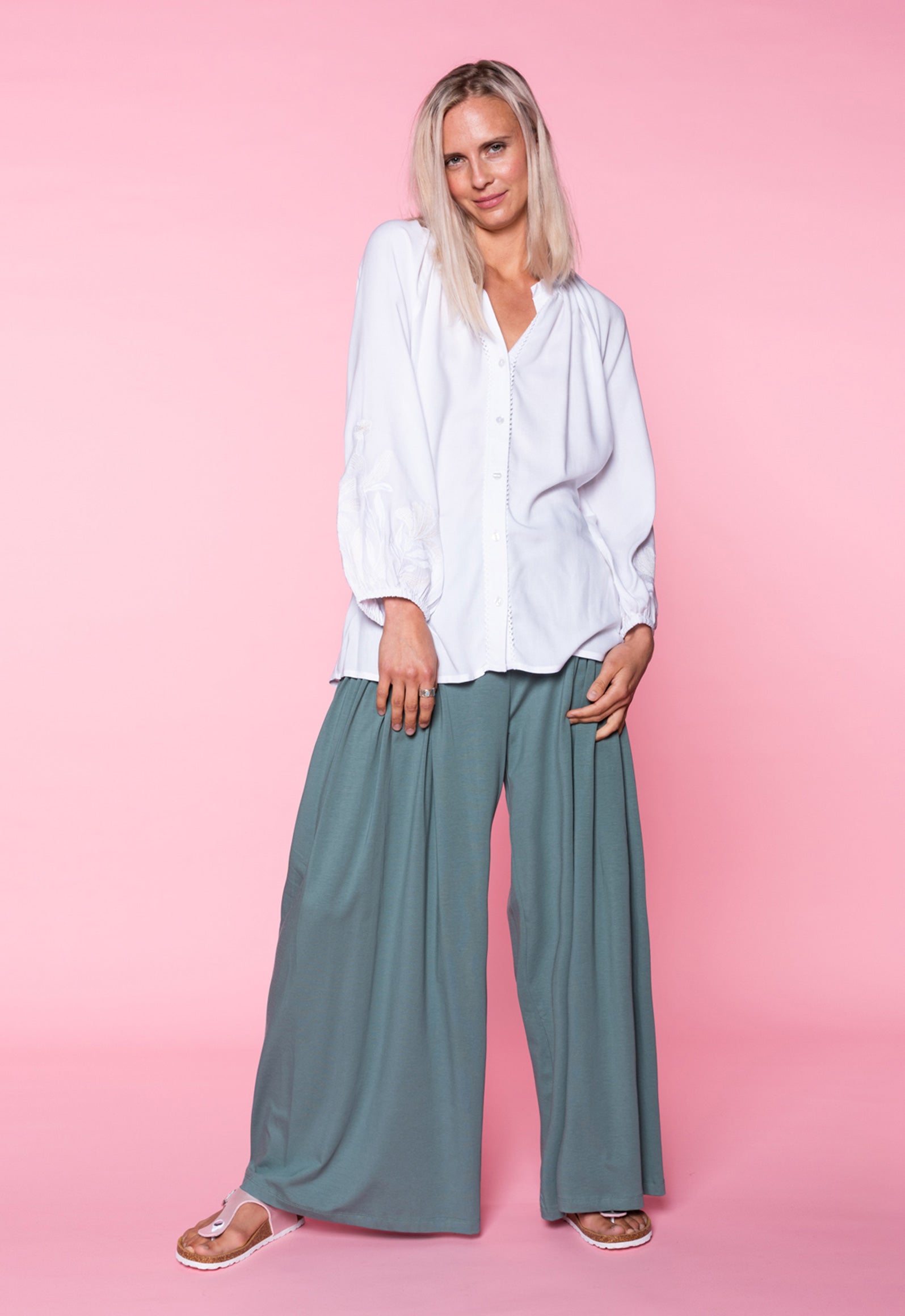S26Pants-G2 – Weite Hose mit gelegten Falten Das Model ist 170 cm groß und trägt Größe M.