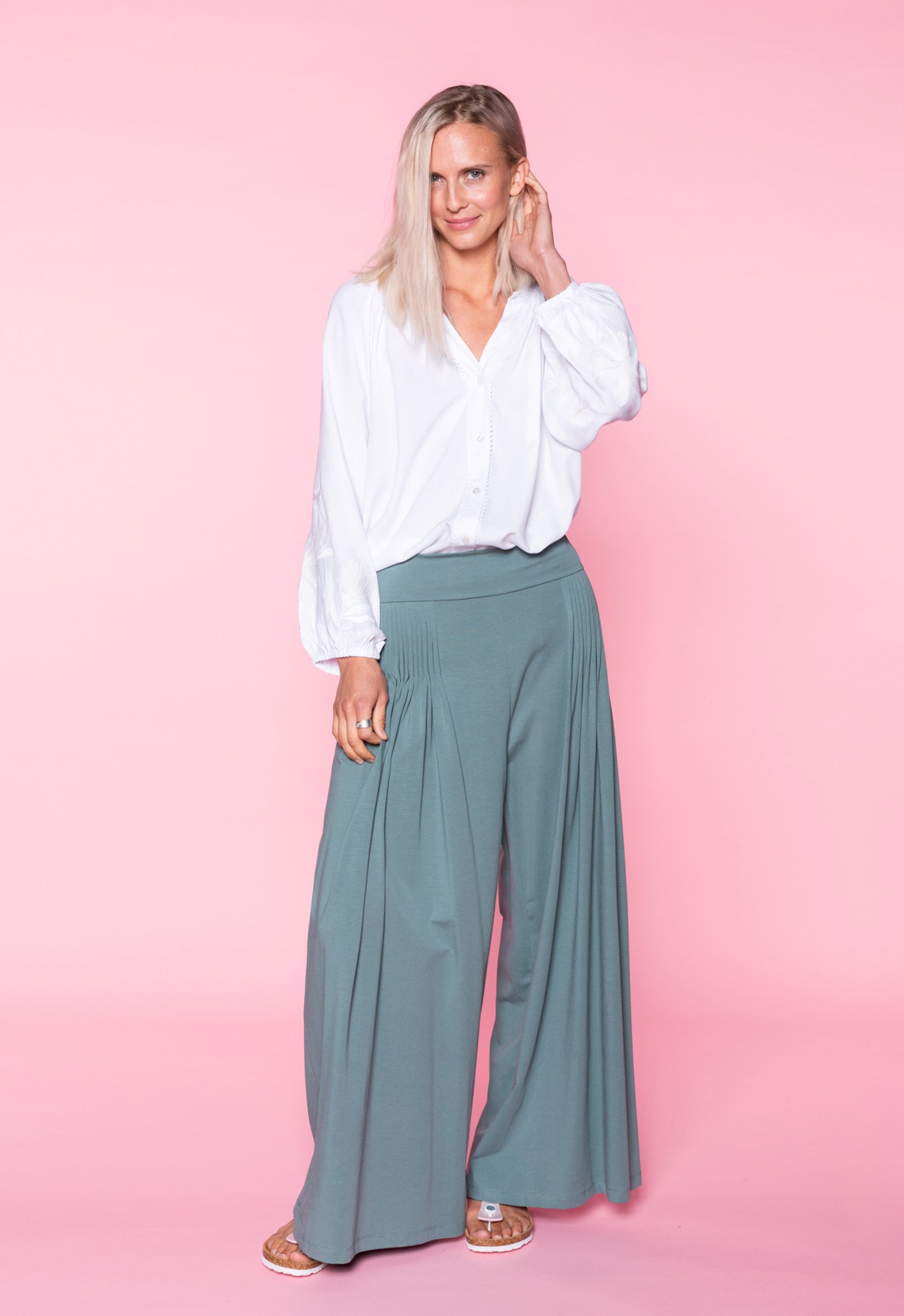 S26Pants-G2 – Weite Hose mit gelegten Falten Das Model ist 170 cm groß und trägt Größe M.
