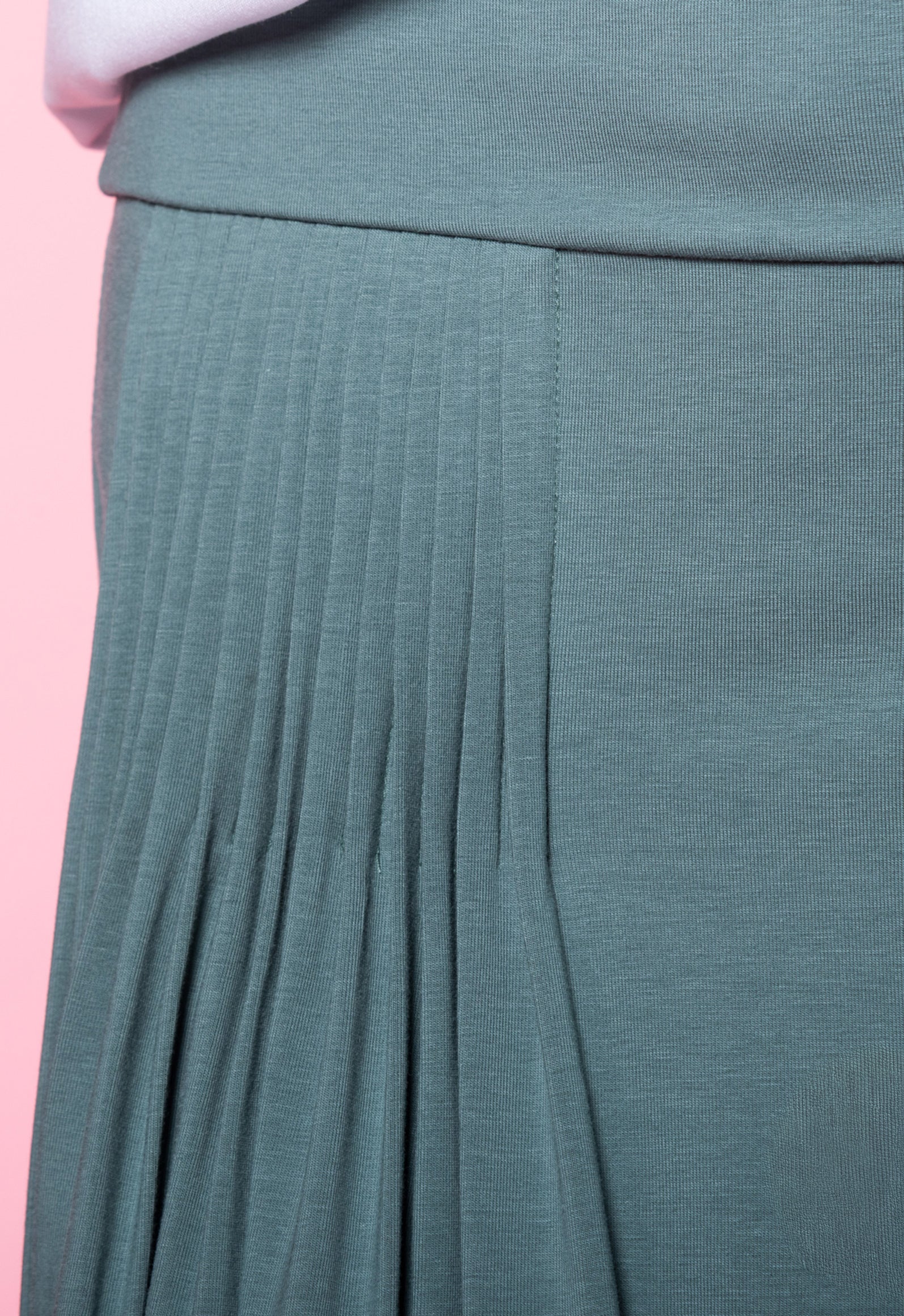 S26Pants-G2 – Weite Hose mit gelegten Falten Das Model ist 170 cm groß und trägt Größe M.