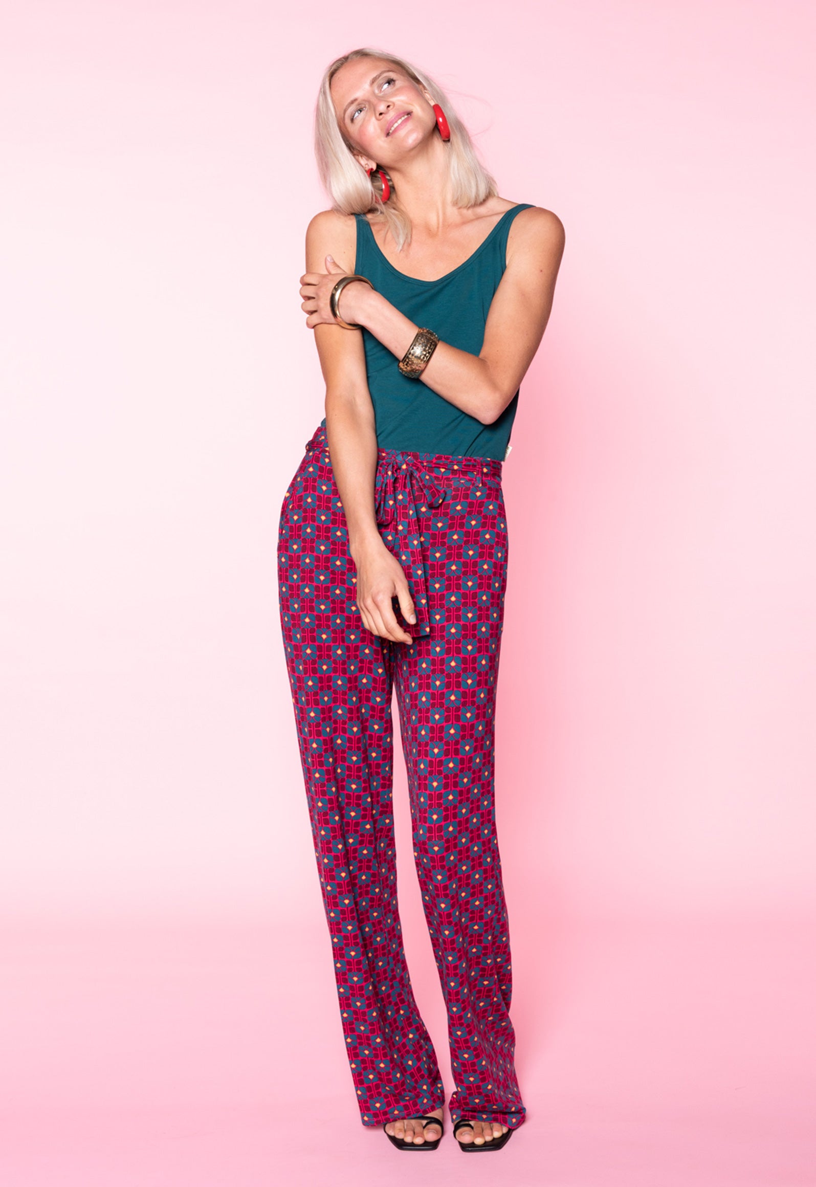 S26Pants-V1 – Bequeme Viskosehose mit Bindegürtel Das Model ist 170 cm groß und trägt Größe M.