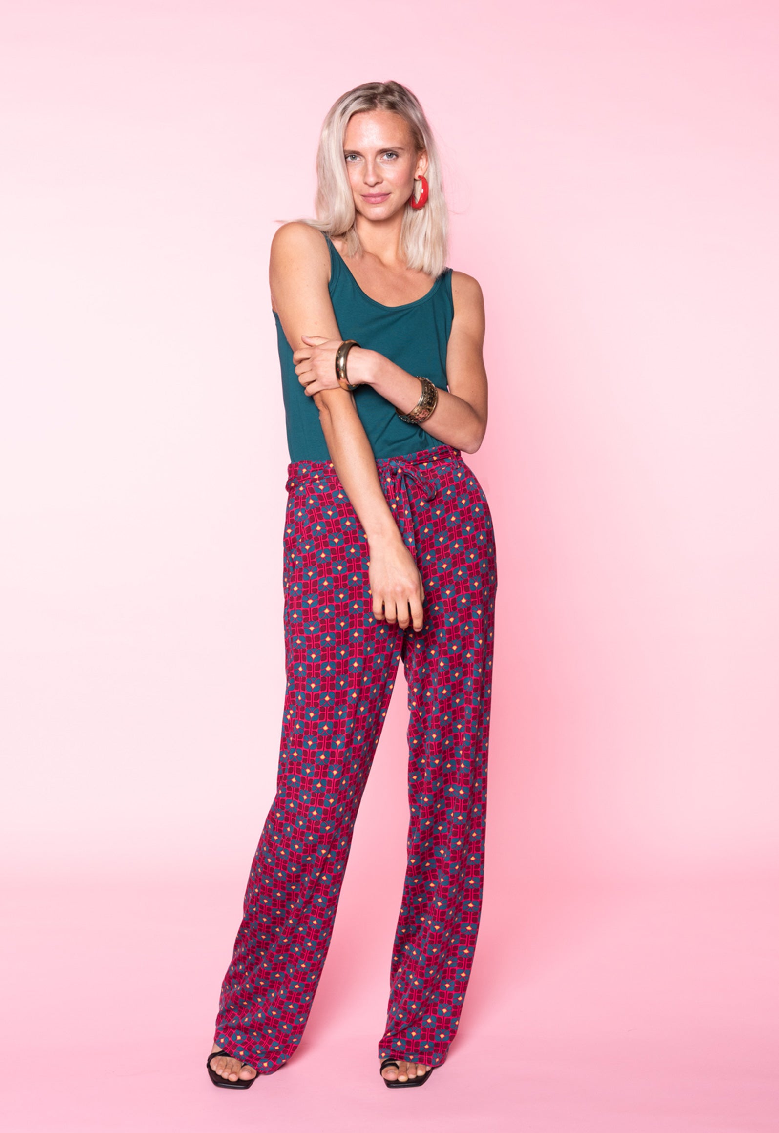 S26Pants-V1 – Bequeme Viskosehose mit Bindegürtel Das Model ist 170 cm groß und trägt Größe M.