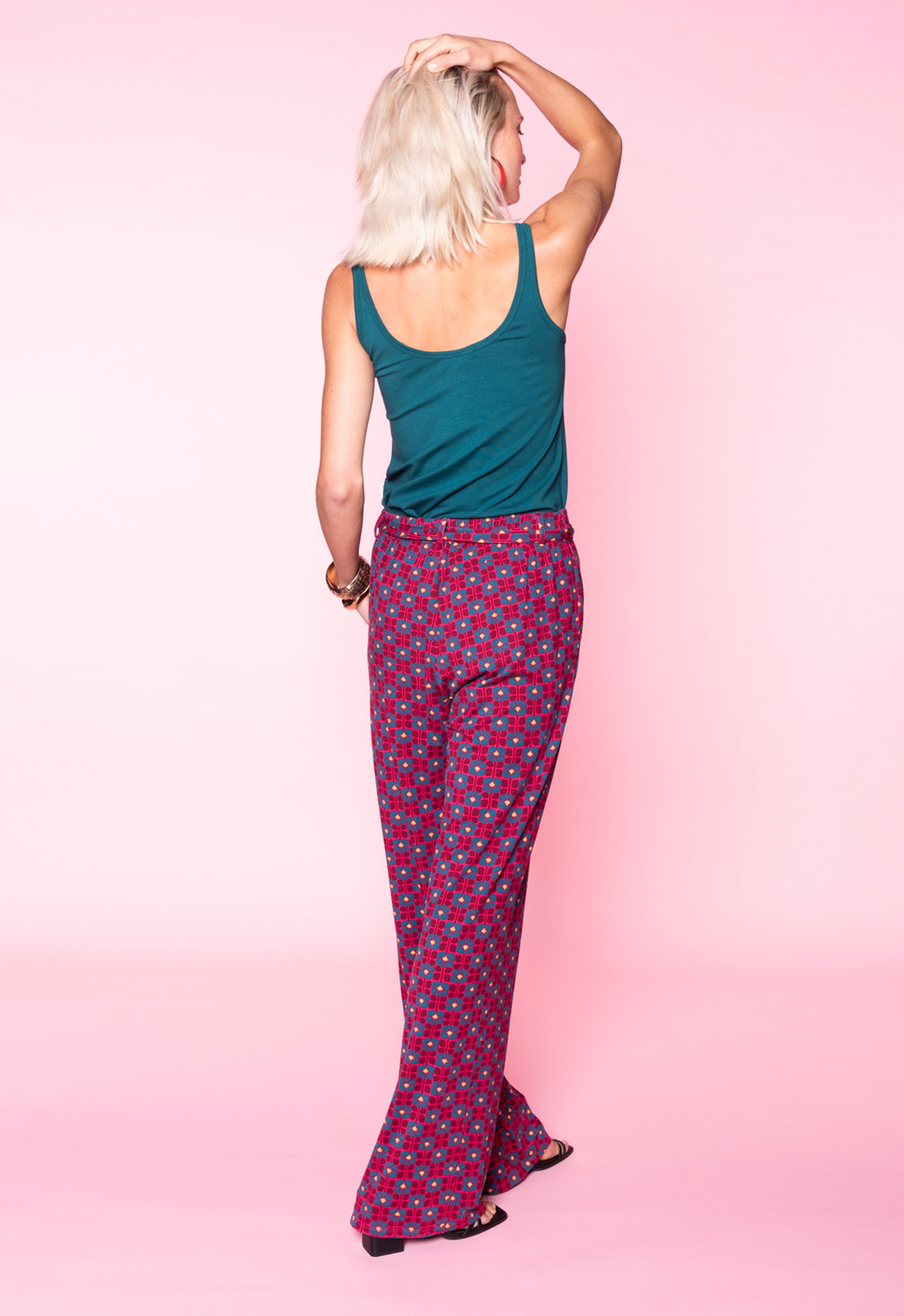 S26Pants-V1 – Bequeme Viskosehose mit Bindegürtel Das Model ist 170 cm groß und trägt Größe M.