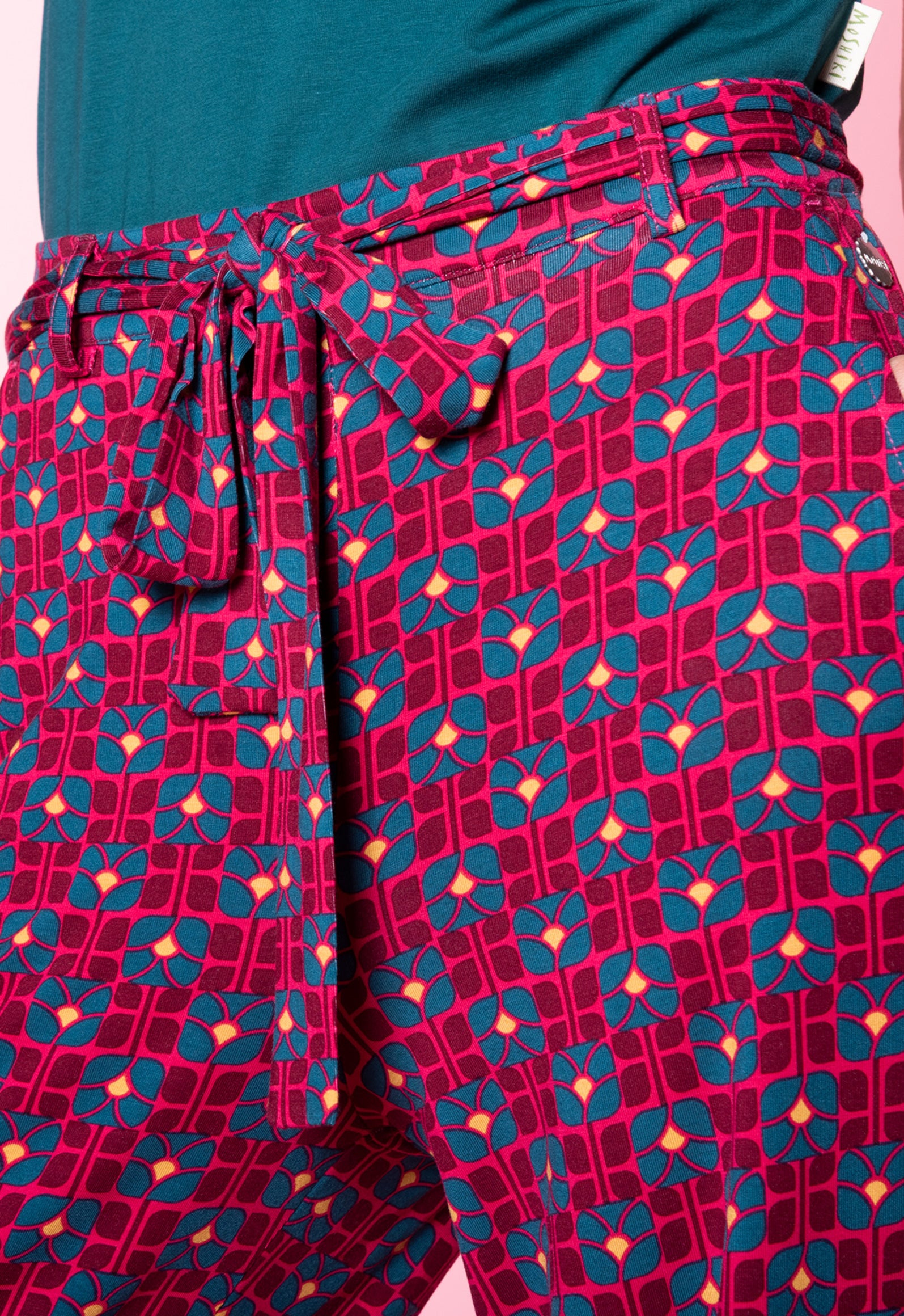 S26Pants-V1 – Bequeme Viskosehose mit Bindegürtel Das Model ist 170 cm groß und trägt Größe M.