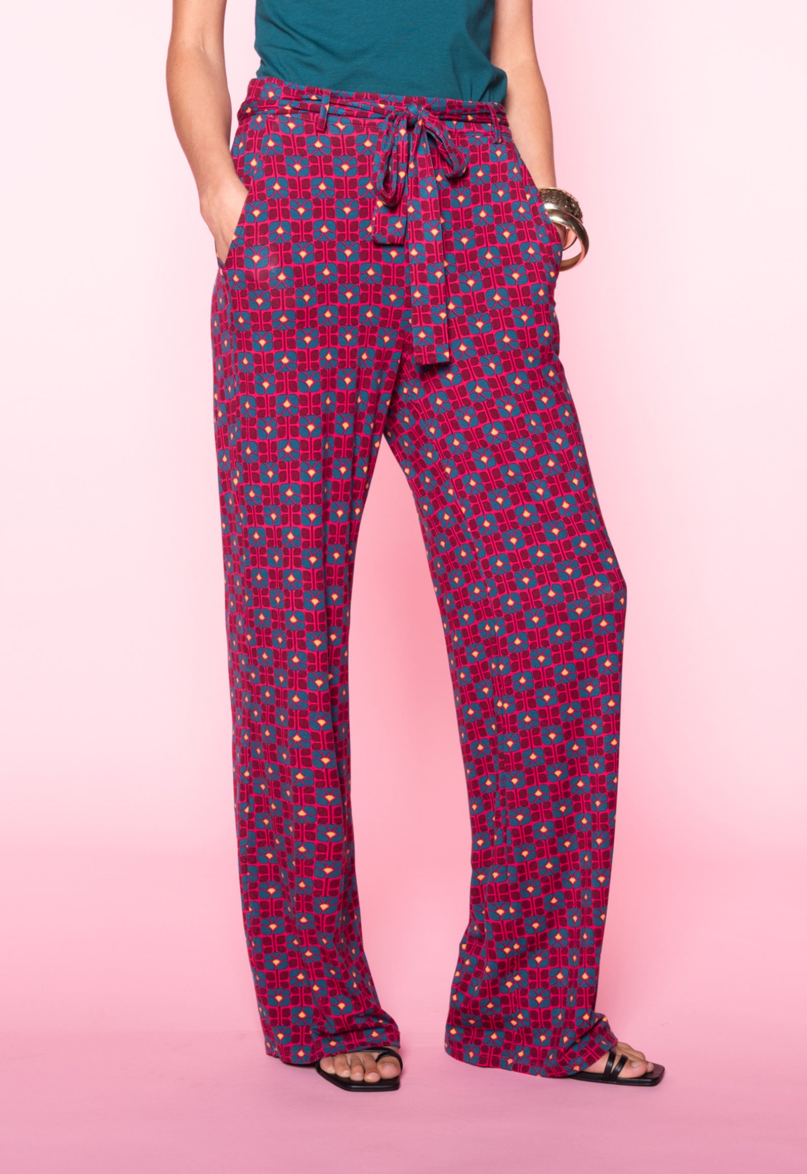 S26Pants-V1 – Bequeme Viskosehose mit Bindegürtel Das Model ist 170 cm groß und trägt Größe M.