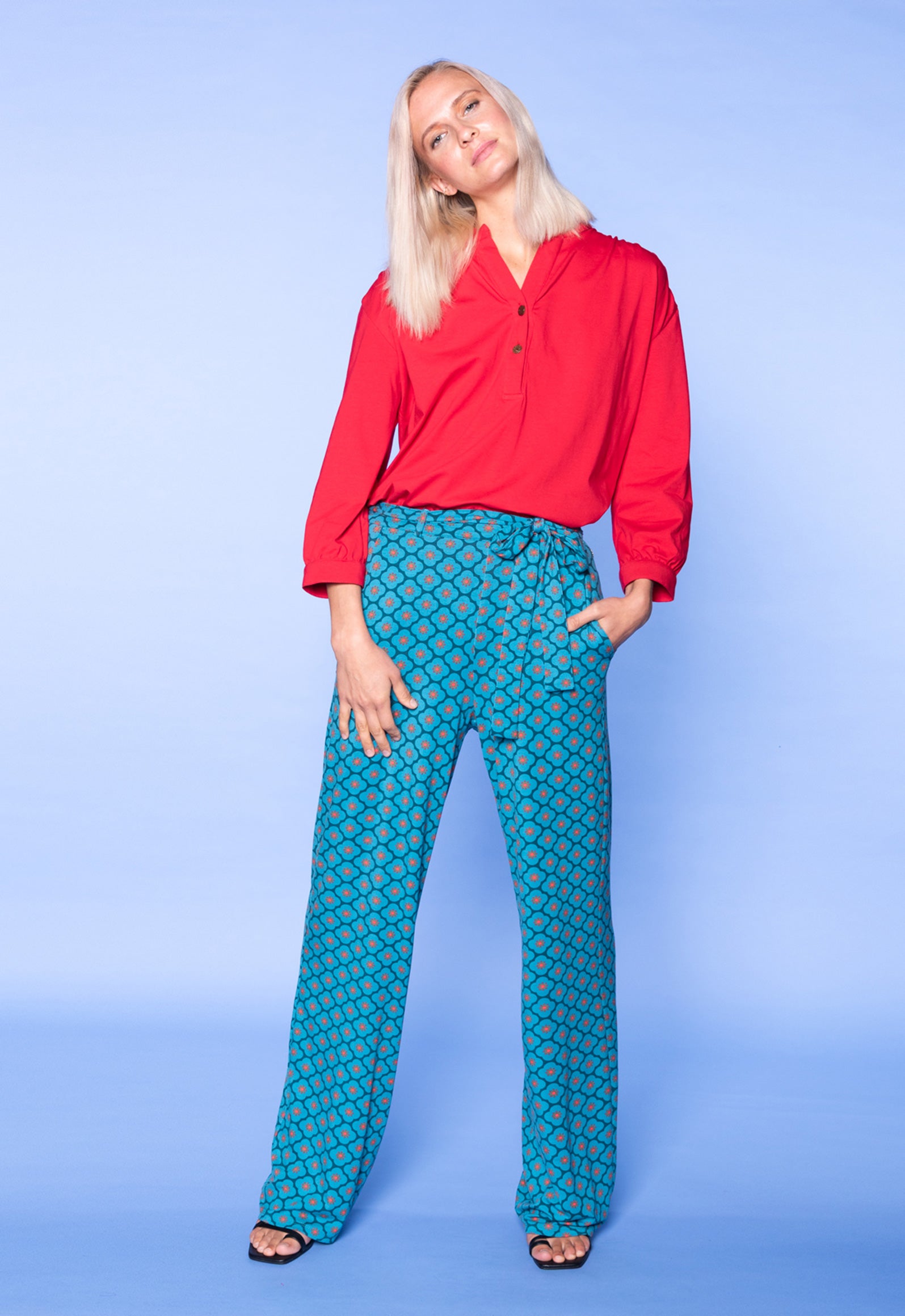 S26Pants-V1 – Bequeme Viskosehose mit Bindegürtel Das Model ist 170 cm groß und trägt Größe M.