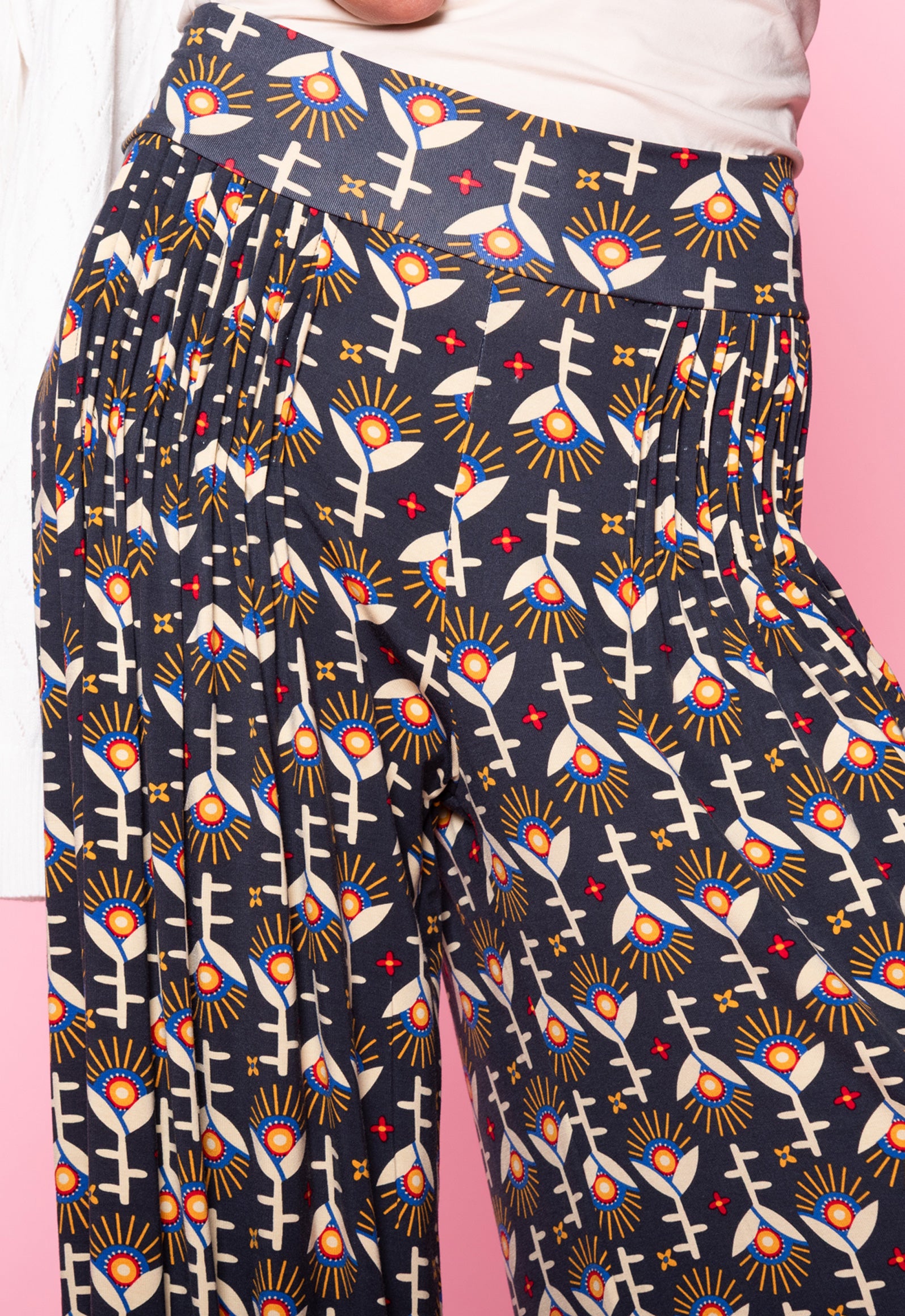 S26Pants-V2 – Weit geschnittene Hose mit fließender Silhouette Das Model ist 170 cm groß und trägt Größe M.
